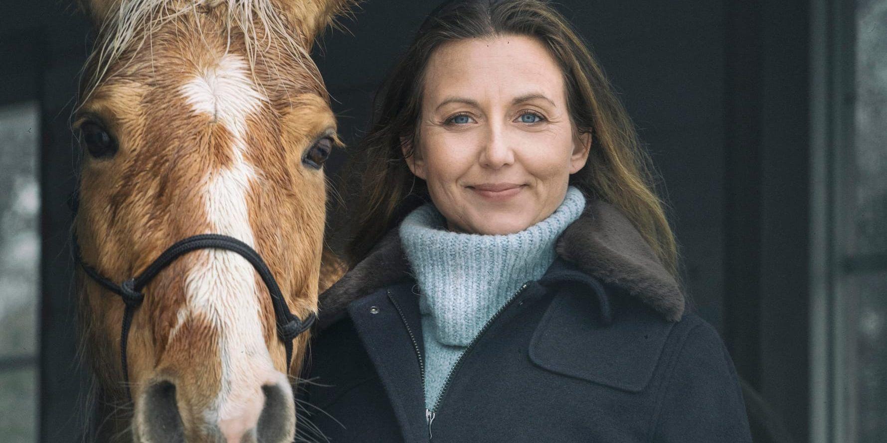 "Jag har levt mer eller mindre hela mitt liv kring hästar, med några få avbrott som jag kallar för mina 'ökenår'", säger Sanna Lundell. Pressbild.