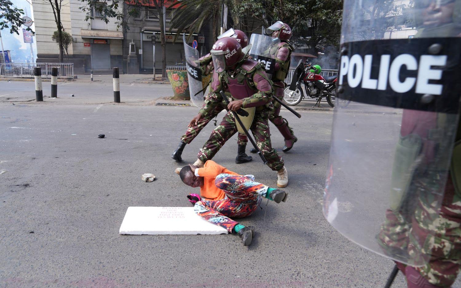 Polis ingriper mot en demonstrant under protesterna i Nairobi.