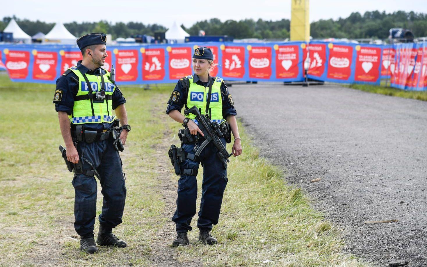 Polisen ökade sin närvara på årets festival, bland annat med automatvapenbeväpnade poliser. Bild: TT
