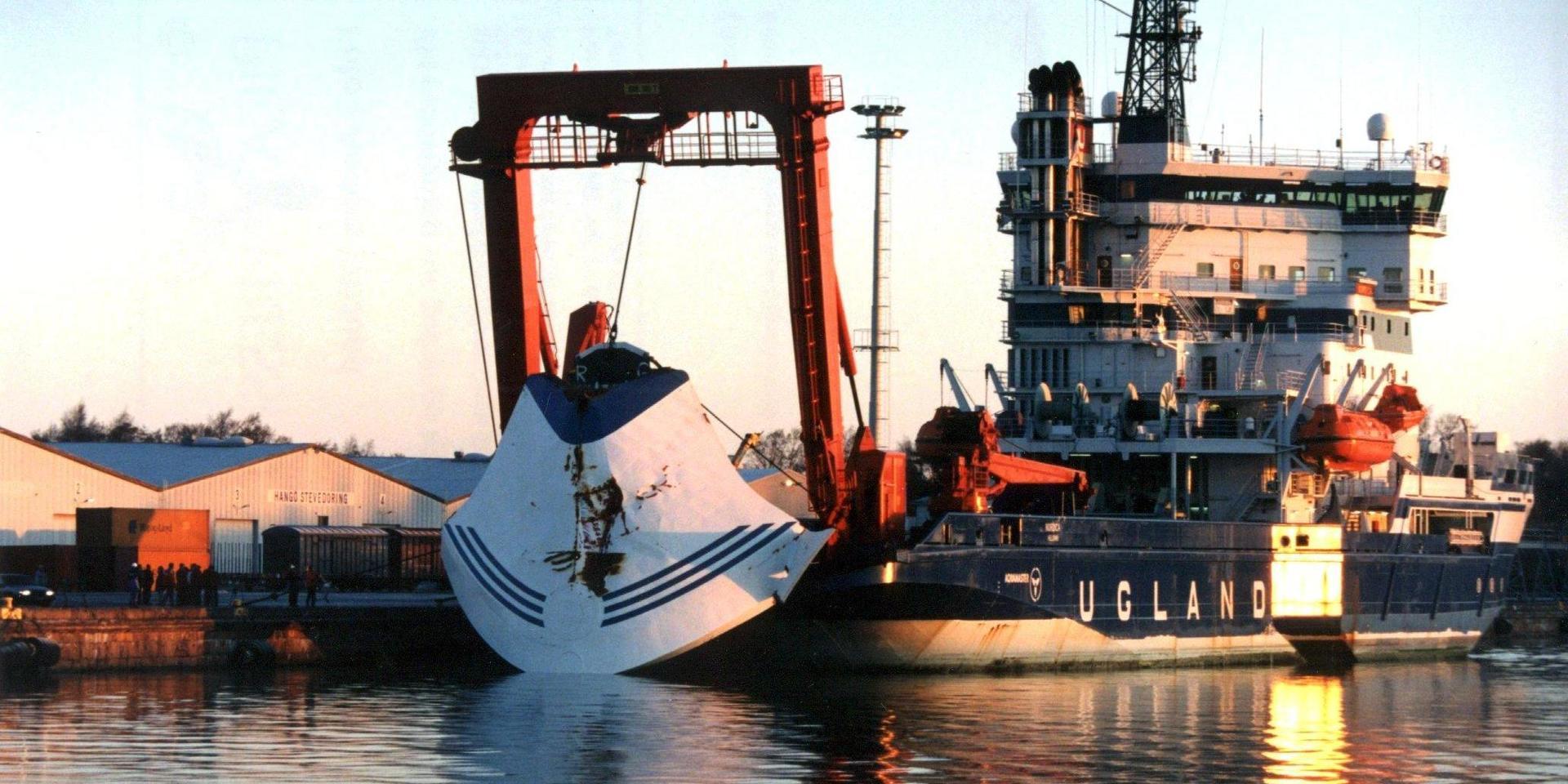 Enligt haverikommissionens slutrapport från 1997 sjönk Estonia på grund av att fästena och låsen till fartygets bogvisir var underdimensionerade. 