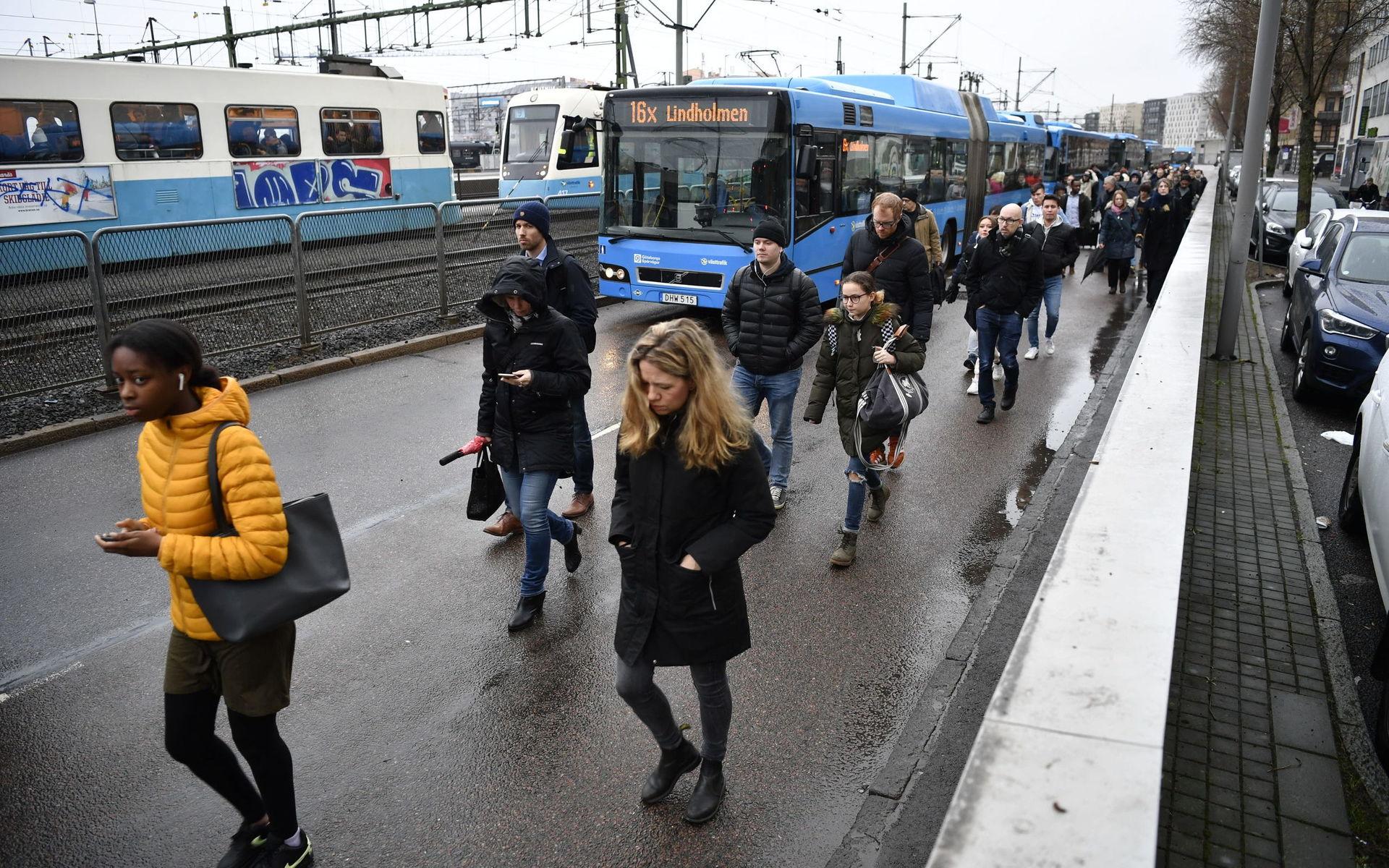 Resenärer lämnar bussar och spårvagnar eftersom att kollektivtrafiken står still till följd av en olycka vid Åkareplatsen.