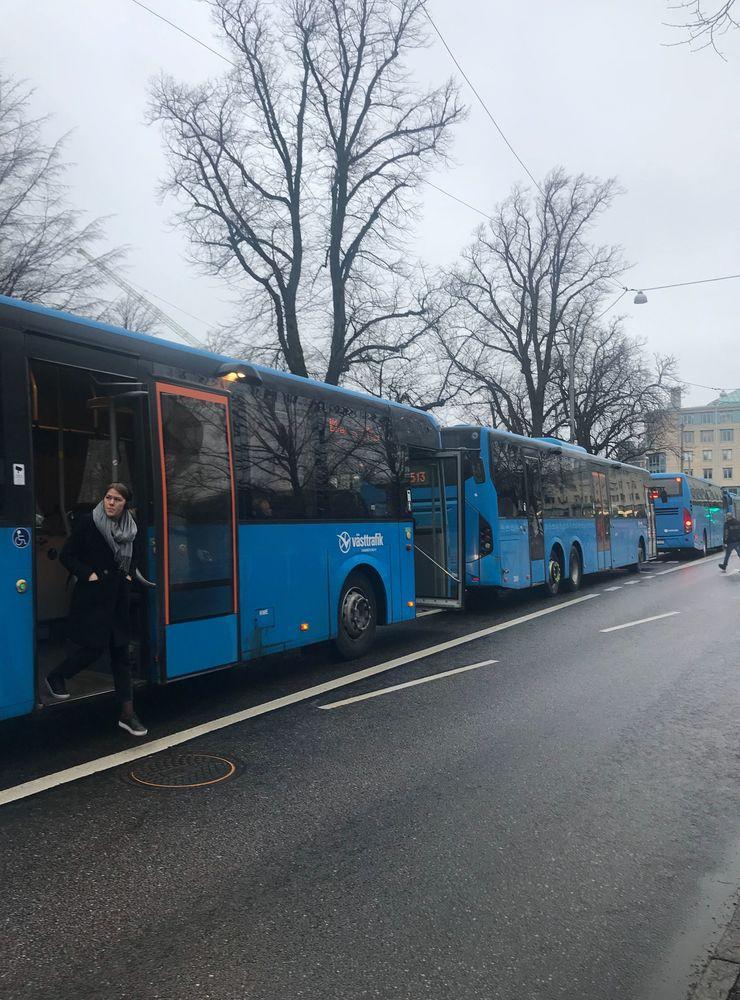Resenärer lämnar bussar och spårvagnar eftersom att kollektivtrafiken står still till följd av en olycka vid Åkareplatsen.