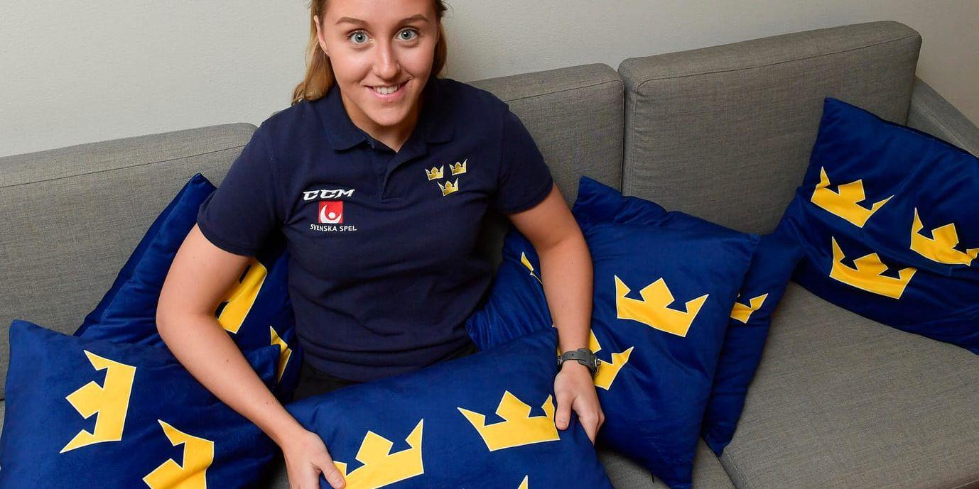 Hanna Olsson får dra på sig landslagströjan med de tre kronorna i VM fastän hon saknar fast klubbadress.