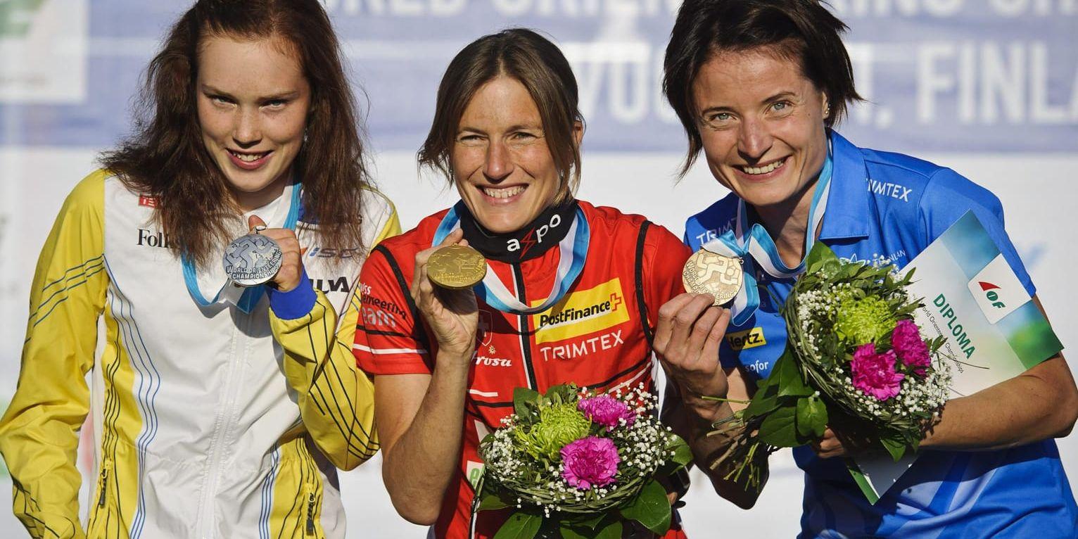 Tove Alexandersson, vänster, tog VM-silver i medeldistans bakom guldmedaljören Simone Niggli, mitten, i Finland 2013. Merja Rantanen tog brons. Arkivbild.