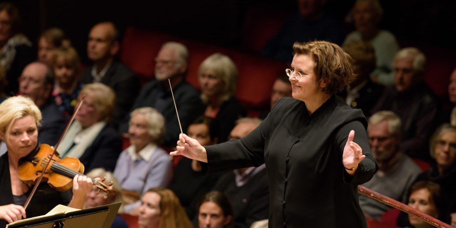 Marit Strindlund är en ovanlig dirigent – ovanlig just därför att hon är kvinna. Marit vill påverka genom att vara en förebild för andra kvinnor och genom att ställa upp som lärare i ett dirigentprogram för unga kvinnor. 