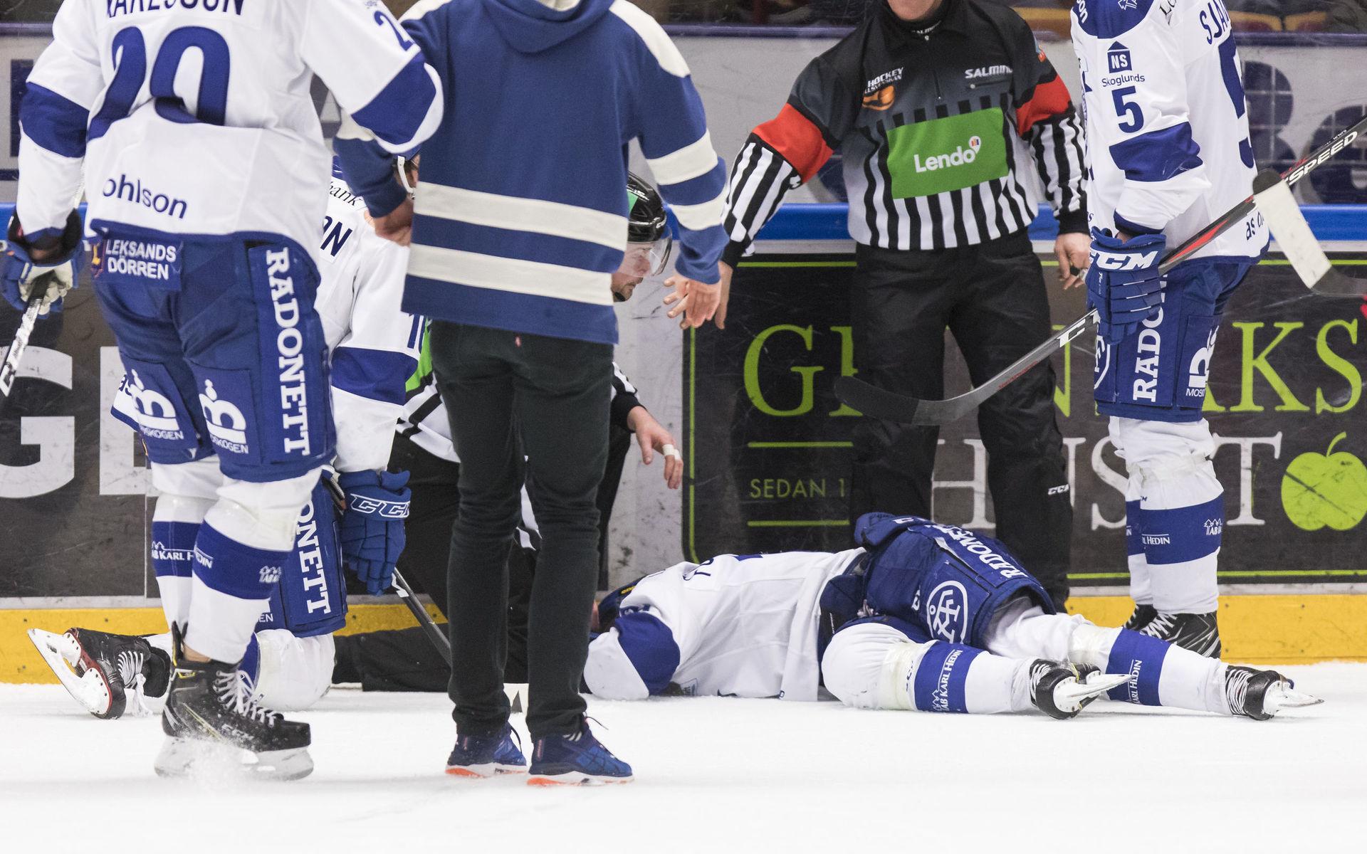 Tobias Forsberg blev liggandes på isen efter att han ramlat med huvudet föra in i sargen