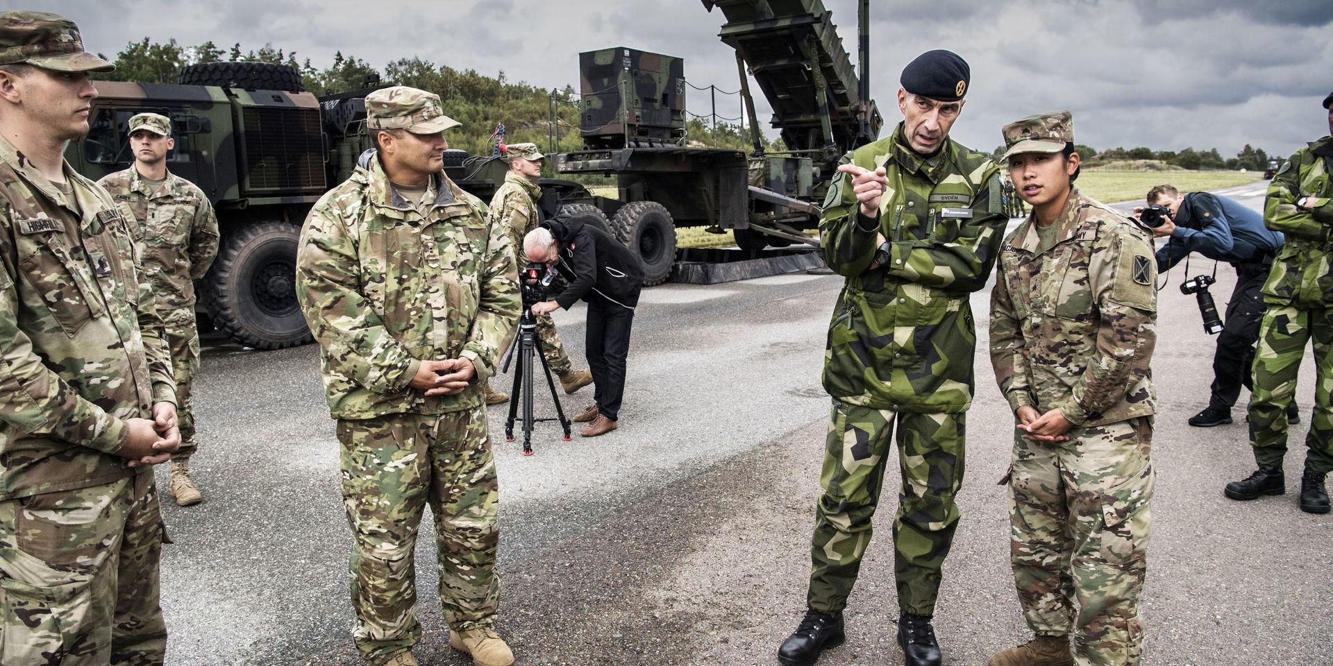 För tre år sedan genomfördes den stora militärövningen Aurora 17, bland annat i Göteborg. På bilden syns överbefälhavaren Micael Byden och Nacirato från US Army.