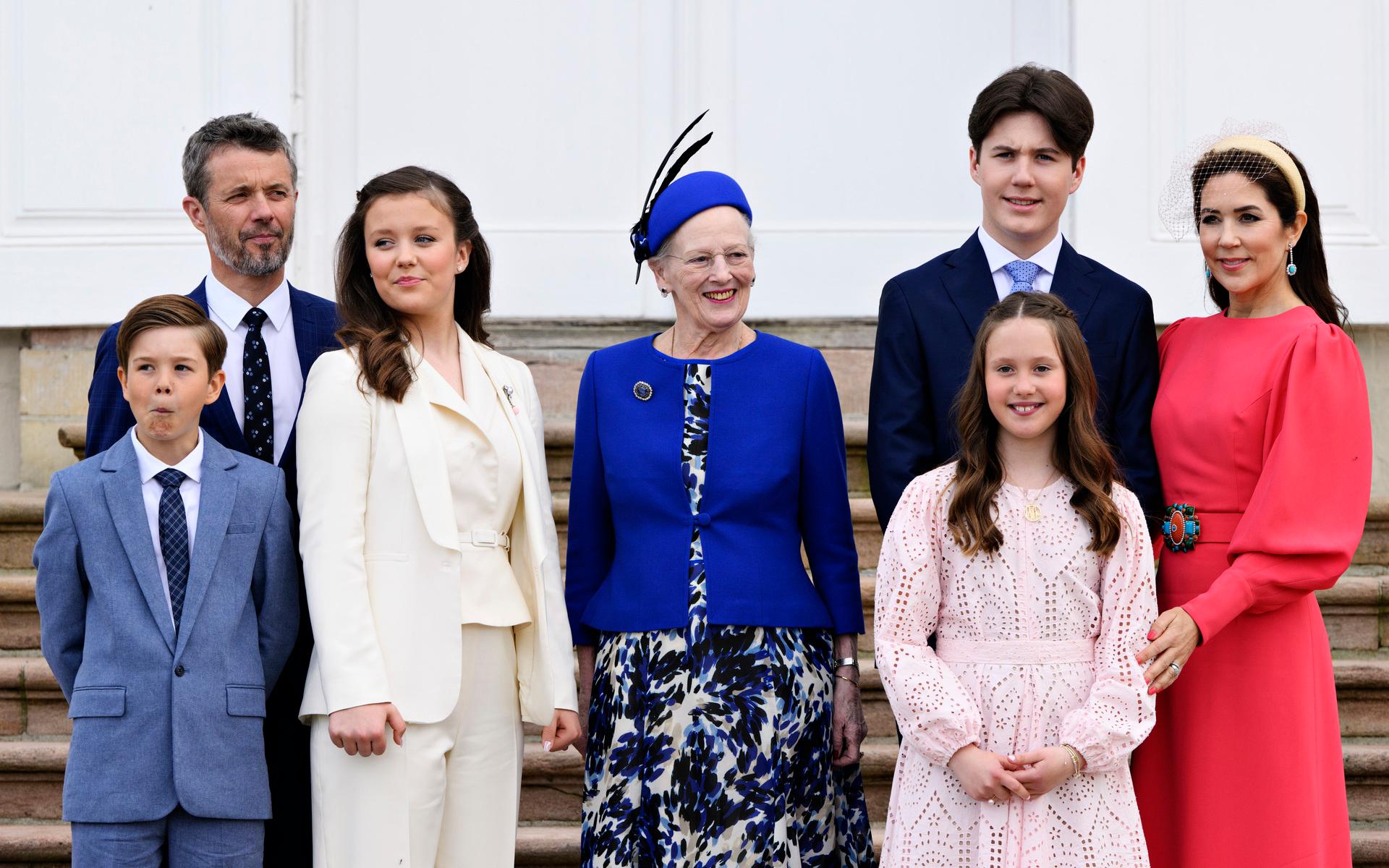 16-årige prins Christian, näst längst till höger på bilden, tillsammans med sin familj. Han är en av Helufsholms elever och kronprinsparet, Frederik (näst längst till vänster) och Mary (längst till höger), gick i veckan ut med en kommentar om de nya uppgifterna om skolan. ”Hjärtskärande” skriver de bland annat och att de som föräldrar förväntar sig förändring. 