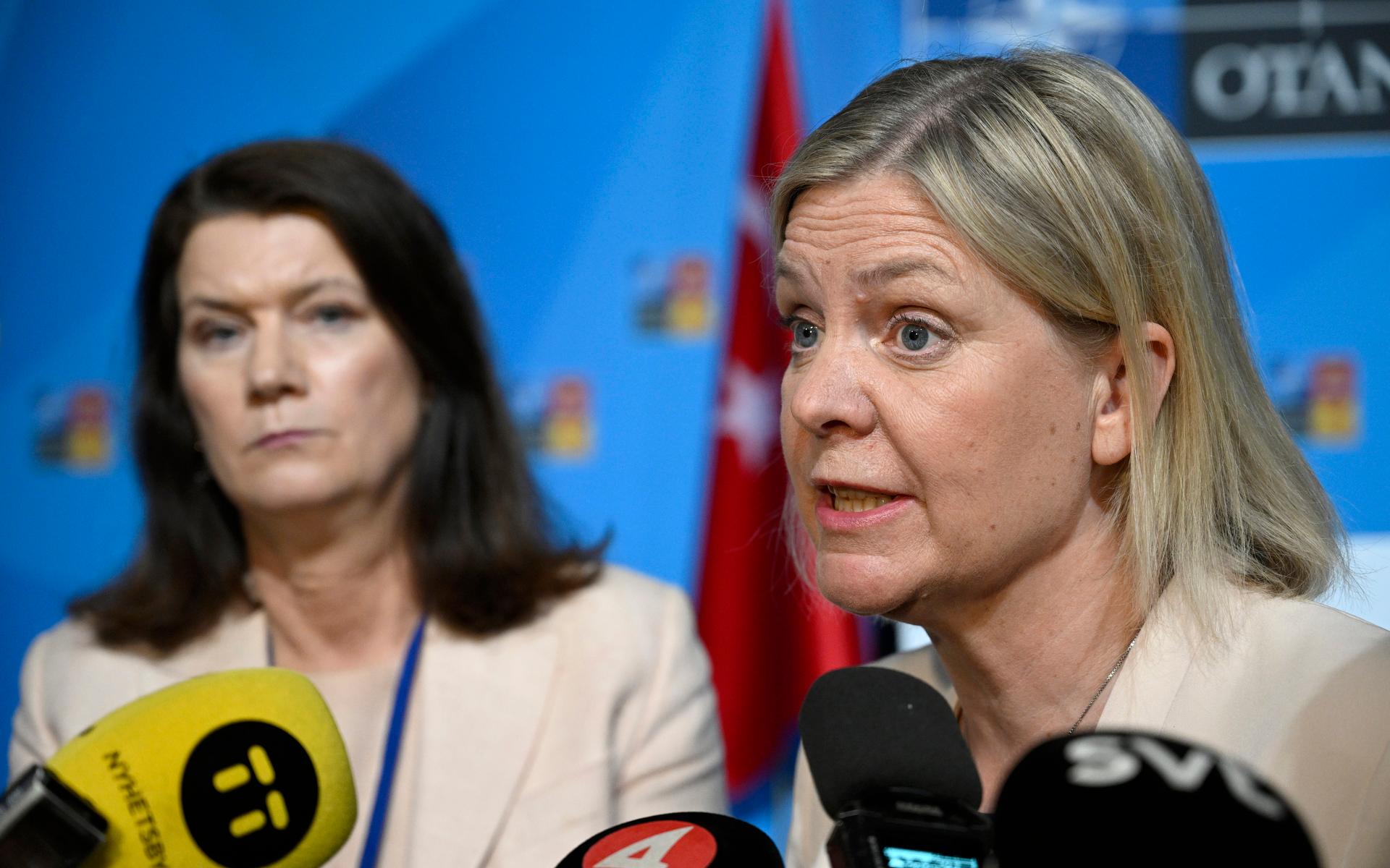 Märta Stenevi (MP) har begärt en redogörelse av avtalet med Turkiet. Statsminister Magdalena Andersson menar att skrivningarna om de kurdiska organisationerna, i avtalet med Turkiet, handlar om att Sverige inte ska stödja organisationerna på ett sådant sätt att de hotar Turkiets inre säkerhet. 