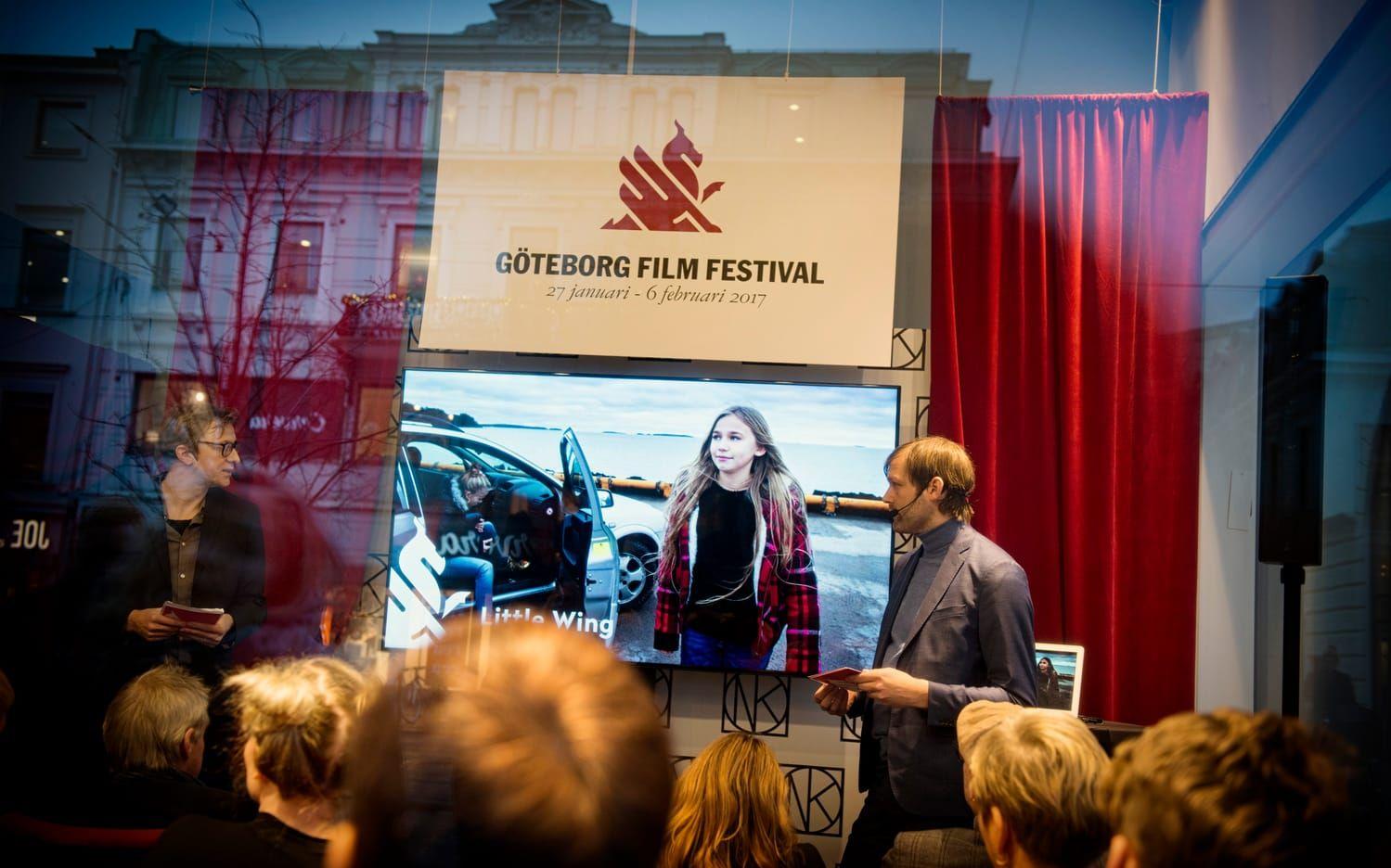 Tobias Åkesson och Jonas Holmberg presenterade Filmfestivalens program igår. Isländska Little wing tävlar om bästa nordiska film och handlar om en tolvåring som tröttnar på sin omogna mamma. Bild: Jonas Lindstedt