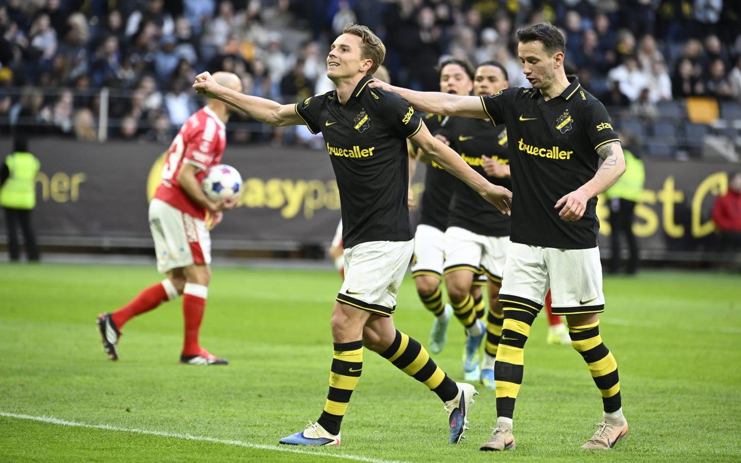 AIK:s Johan Hove (vänster) jublar med Bersant Celina efter 1–0 på straff hemma mot Kalmar.