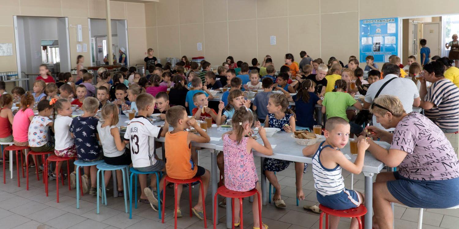 Barnhemsbarn från Donetsk på ett läger i Zolotaja Kosa i sydöstra Ryssland. Ryssland satsar på att 'adoptera' alla barnhemsbarn. Bilden är tagen den 8 juli 2022.