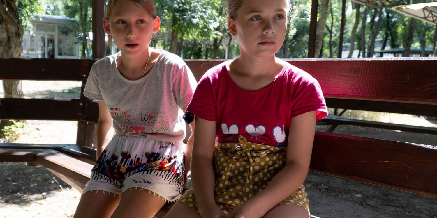 Ukrainska barnen Olesia Ljadtjenko (till vänster) och Jaroslava Rohatjova på ett läger i Rostov i sydöstra Ryssland, 8 juli 2022.