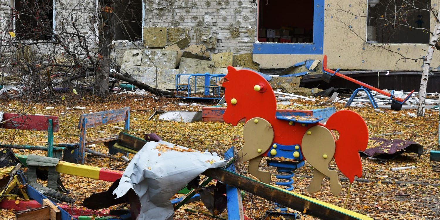 En skolgård förstörd av rysk artilleribeskjutning i Donetsk i östra Ukraina, den 4 november 2022.