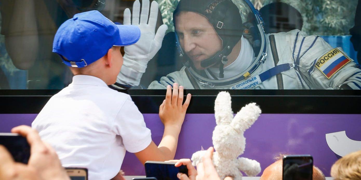 Ryske kosmonauten Sergei Prokopjev vinkar till publiken strax före uppskjutningen.