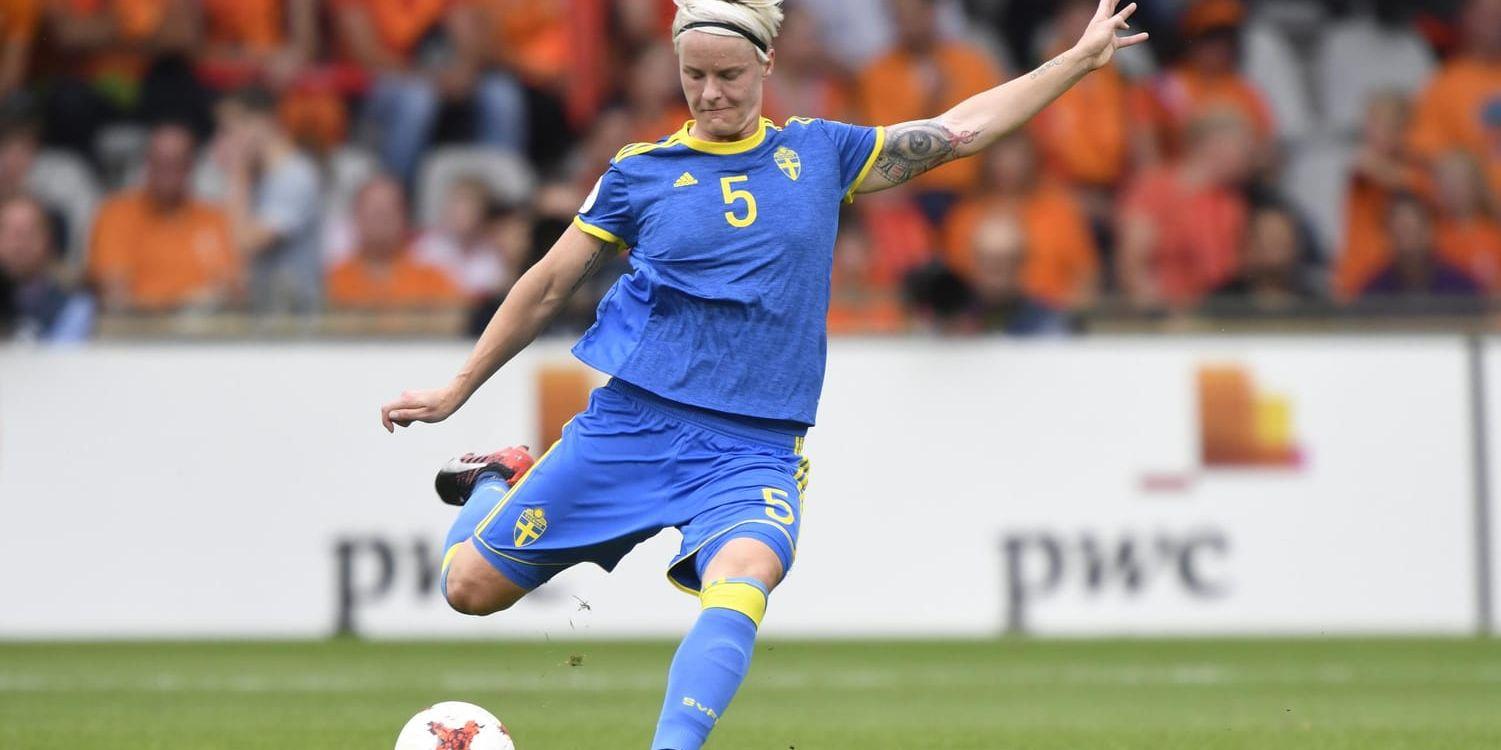 Nilla Fischer (bilden) fick sällskap av målvakten Hedvid Lindahl i spelarnas världselva för 2017. Arkivbild.