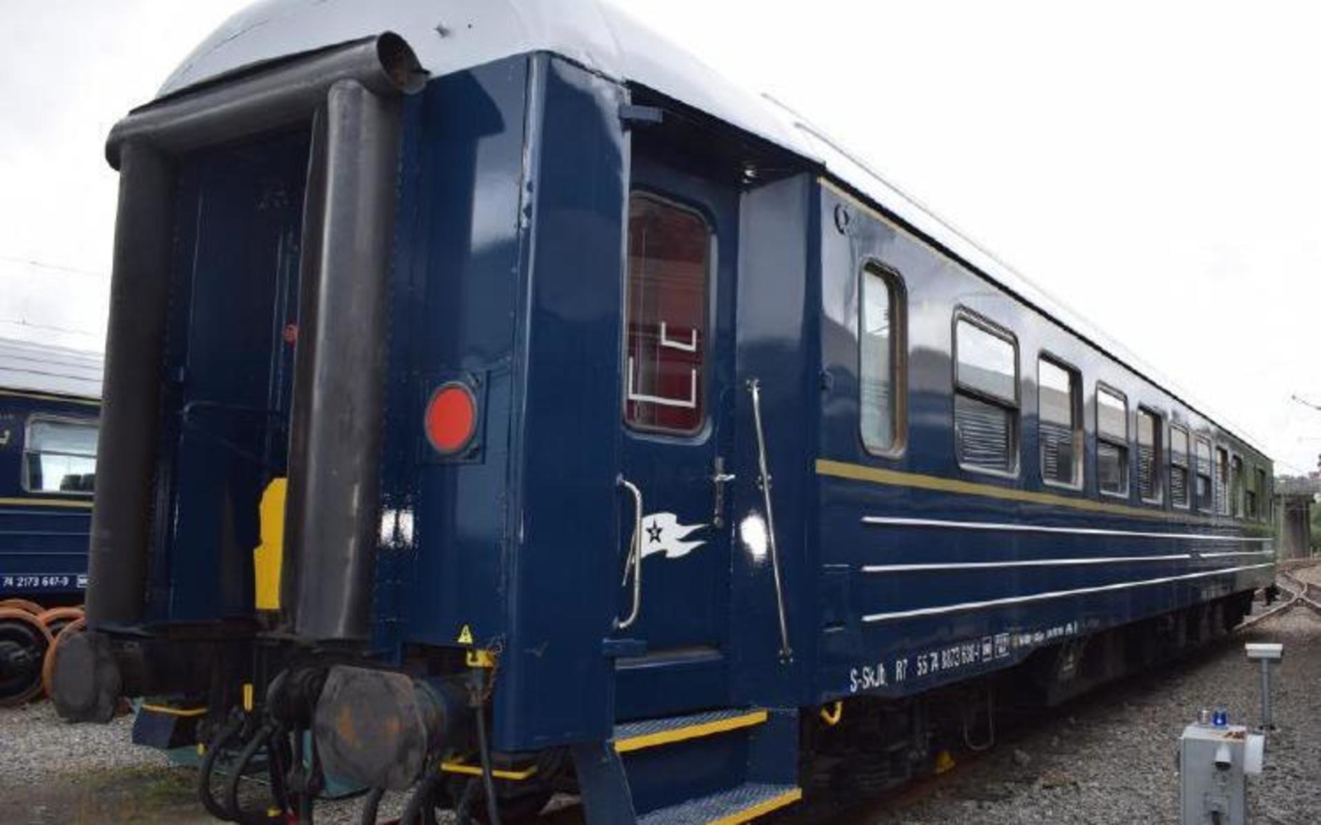 Blå tågets restaurangvagn säljs med bland annat tio  bord, dryckeskyl och kyldisk. Underhållsstatus på vagnarnas komponenter saknas dock. 
