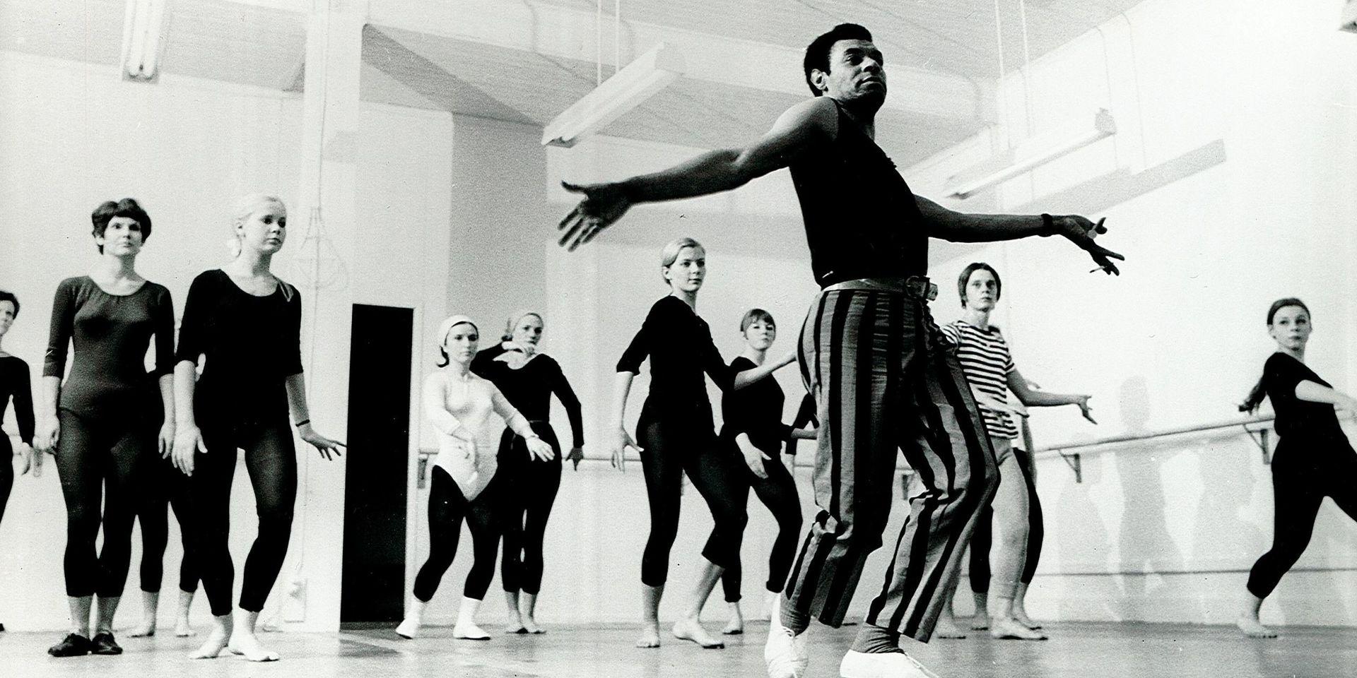 Claude Marchant undervisar på Balettakademien i Göteborg, sent 1960-tal. Bland eleverna syns Ewa Michalik, Stefan Ahlqvist och Pia Thörngren. Fotograf okänd  Bild från Claude Marchant och Bo Westerholms arkiv.
