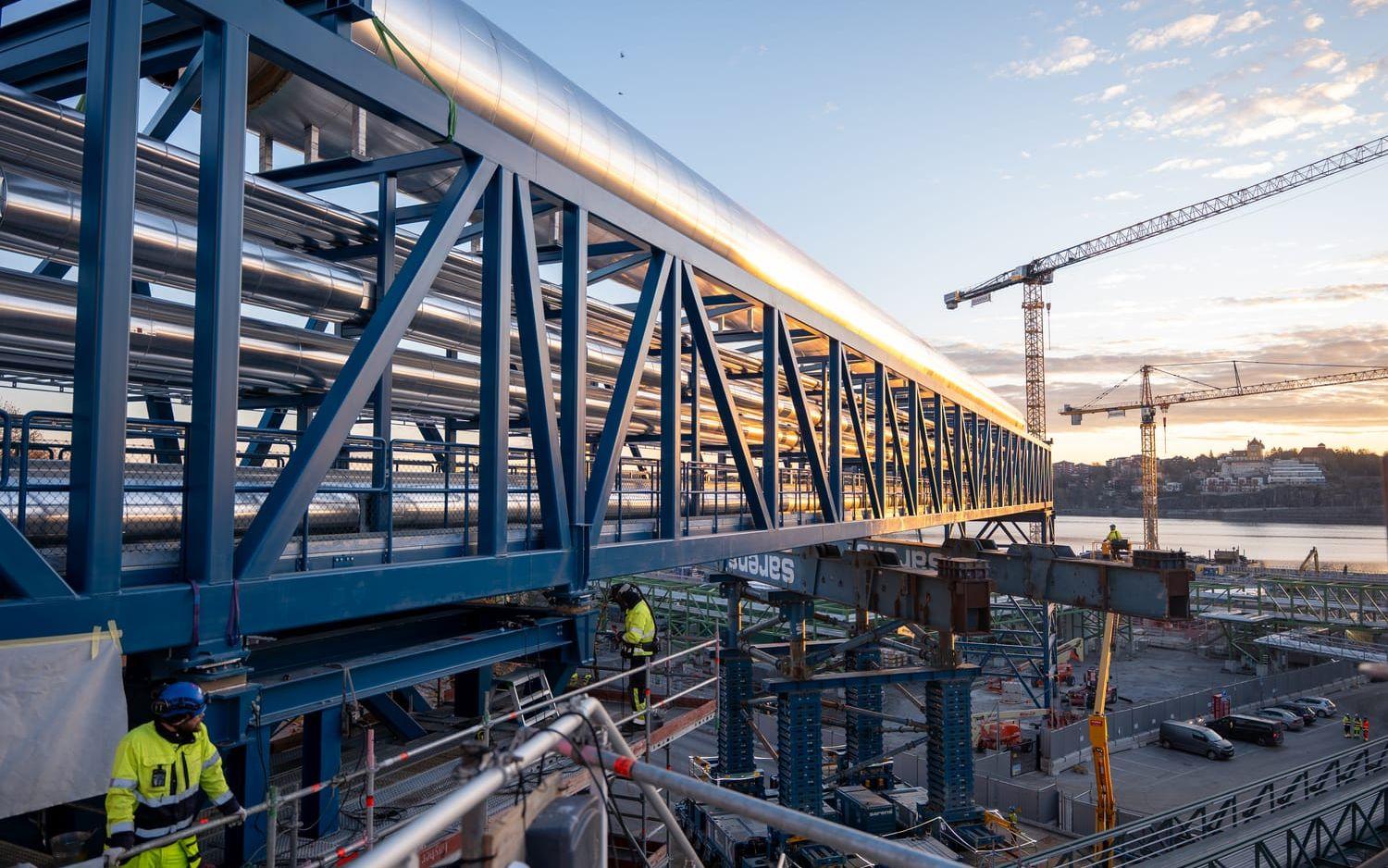 Rörbron läggs på plats under natten mot lördagen. Stockholm Exergis största kund är Microsoft. "Att ha Microsoft som motpart i det här är en styrka och någonting som också har synts väldigt tydligt när vi har gått till finansmarknaden för att finansiera det här projektet", säger Erik Rylander vid bolaget. 