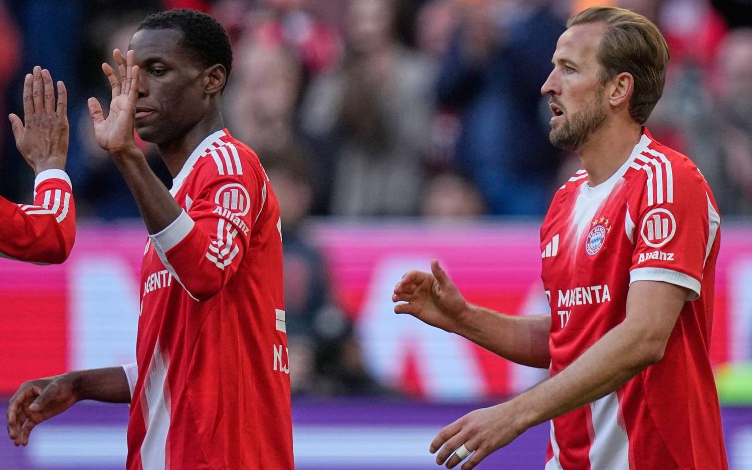 Bayerns Nicolas Jackson, vänster, och Harry Kane jublar efter ett av målen mot Stuttgart.