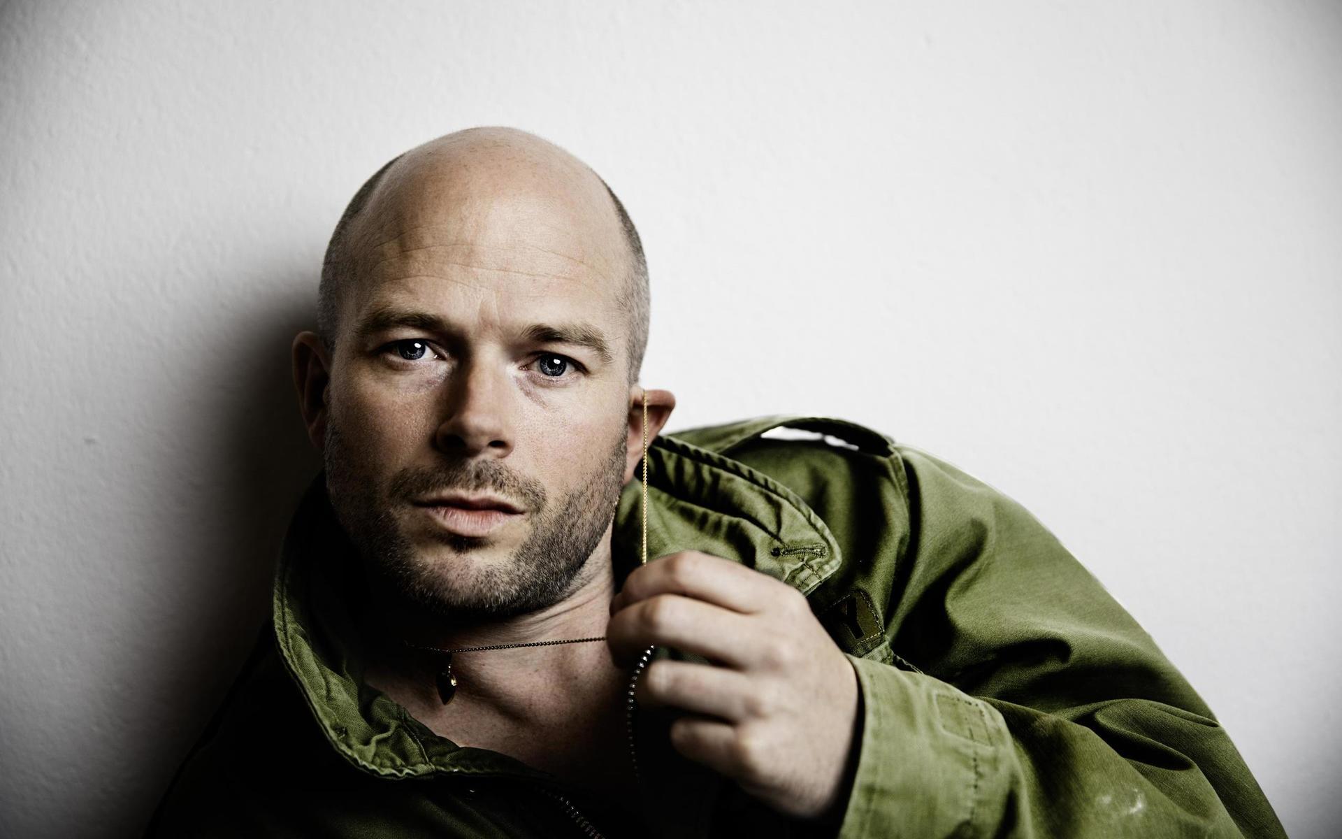 Jonas Lundqvist är artist, född 1980 i Göteborg. Var tidigare trummis i Bad cash quartet och aktiv under sitt alias Jonas Game. Har sedan dess gjort musik under eget namn, 2020 kom skivan ”Dubbla fantasier”. 