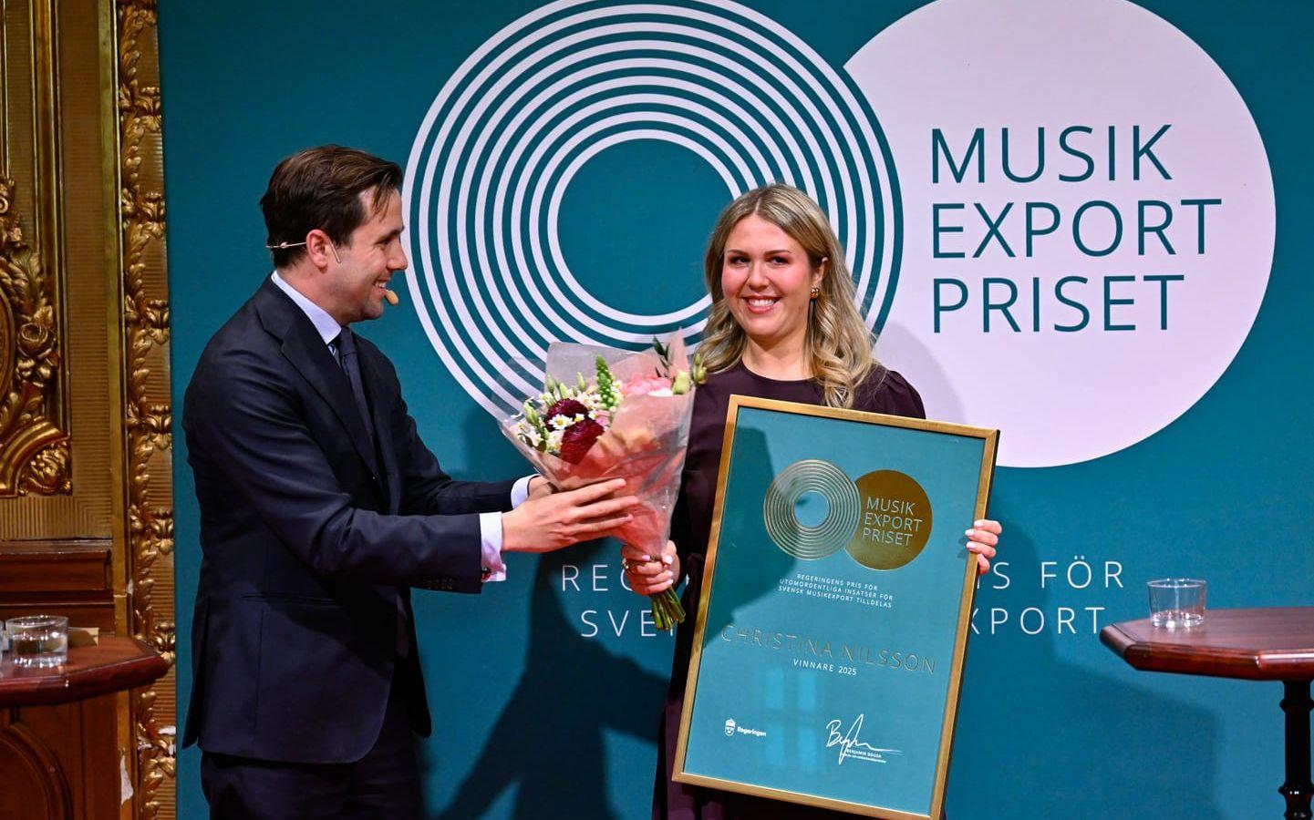 Operasångerskan Christina Nilsson tar emot priset av bistånds- och utrikeshandelsminister Benjamin Dousa (M)