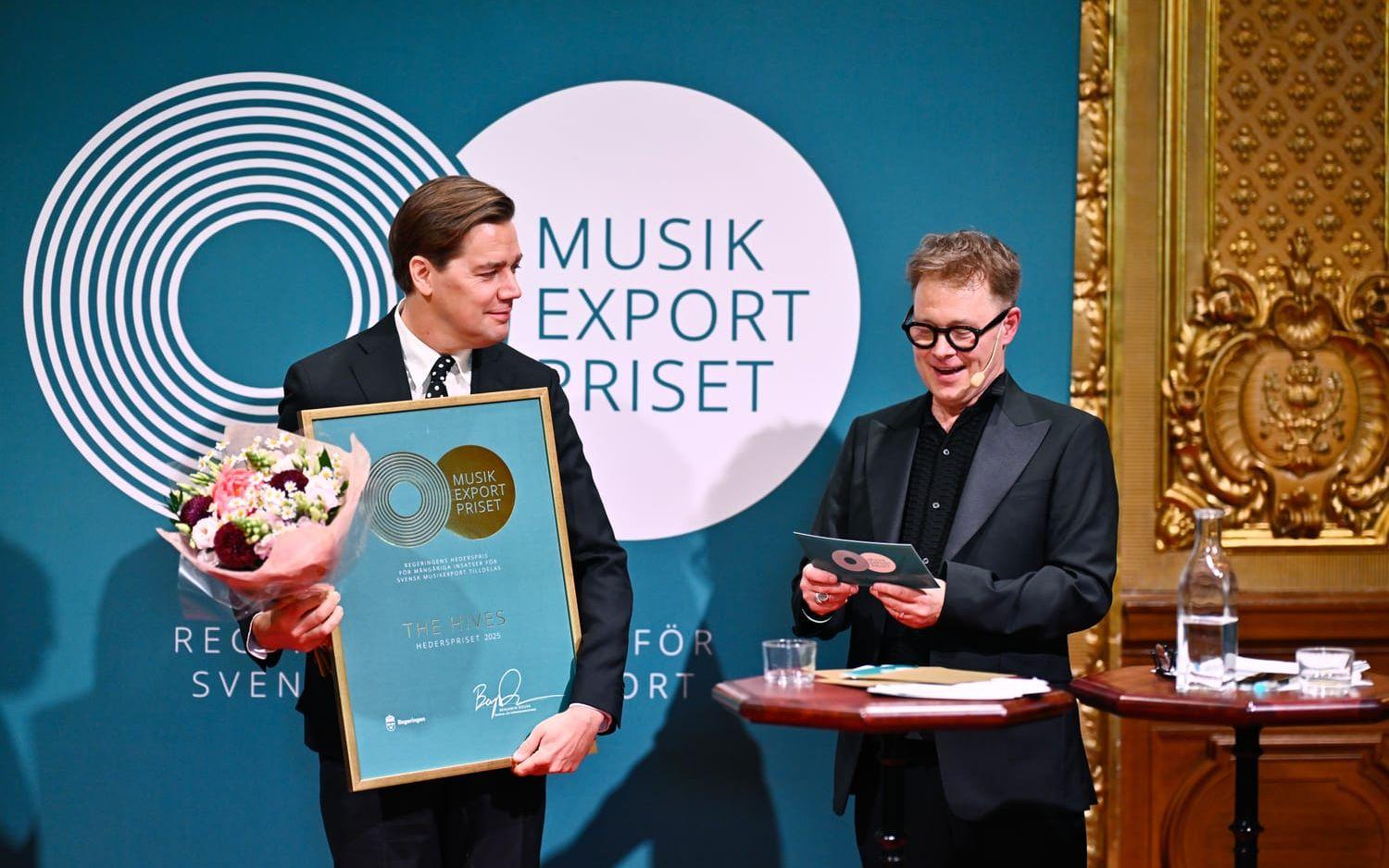 Rockbandet The Hives, representerat av sångaren Howlin' Pelle Almqvist, mottar årets hederspris av jurymedlemmen Per Sinding-Larsen.