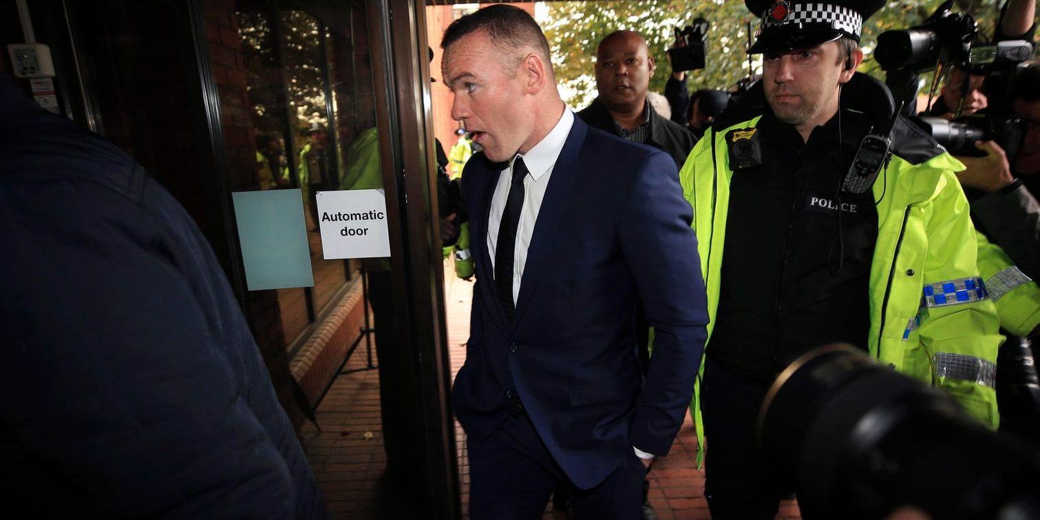 Wayne Rooney på väg in i rätten.