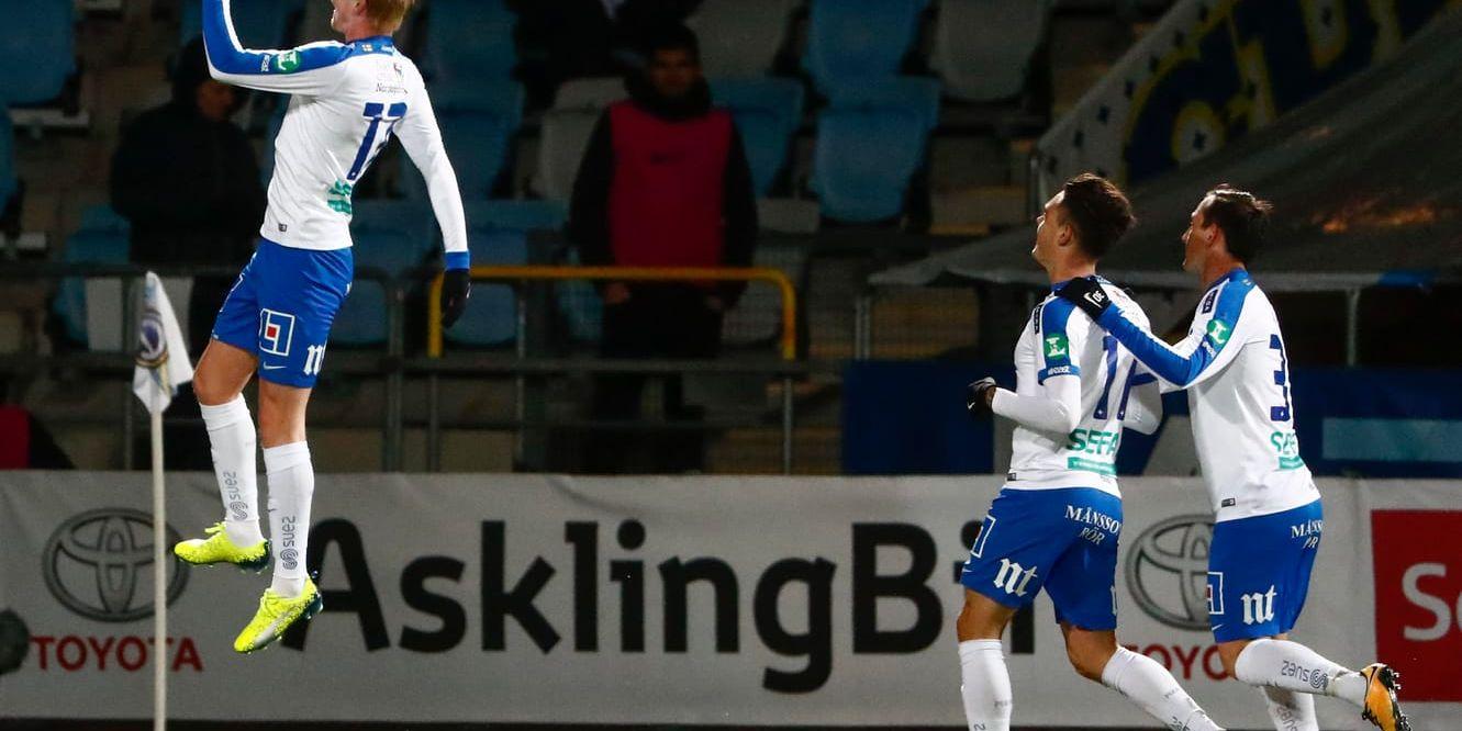 Norrköpings Kalle Holmberg tar ett glädjeskutt efter sitt 2–0-mål mot Örebro på Östgötaporten.