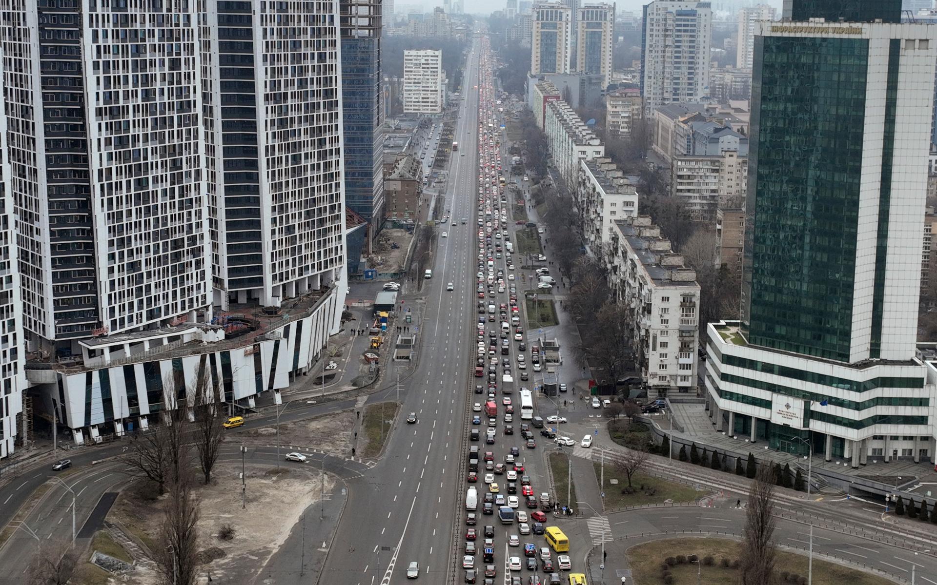 Trafikstockning när människor försöker lämna Ukrainas huvudstad Kiev under torsdagen. 