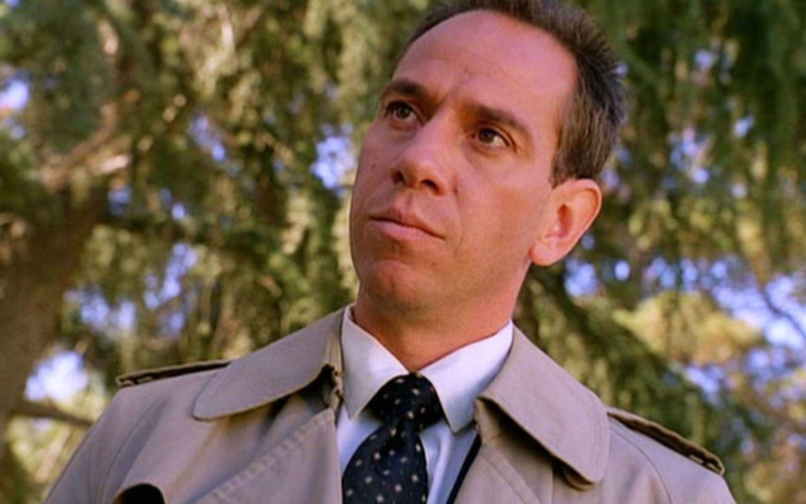 <strong>DÅ:</strong> Miguel Ferrer spelade den grinige FBI-agenten Albert Rosenfield som kommer på kant med Sheriffen Truman, Dr Hayward, AndyŠ ja i stort sett hela stan. Ferrer är en veteran inom tv och film och hade bland annat en framträdande roll i Robocop (1987).