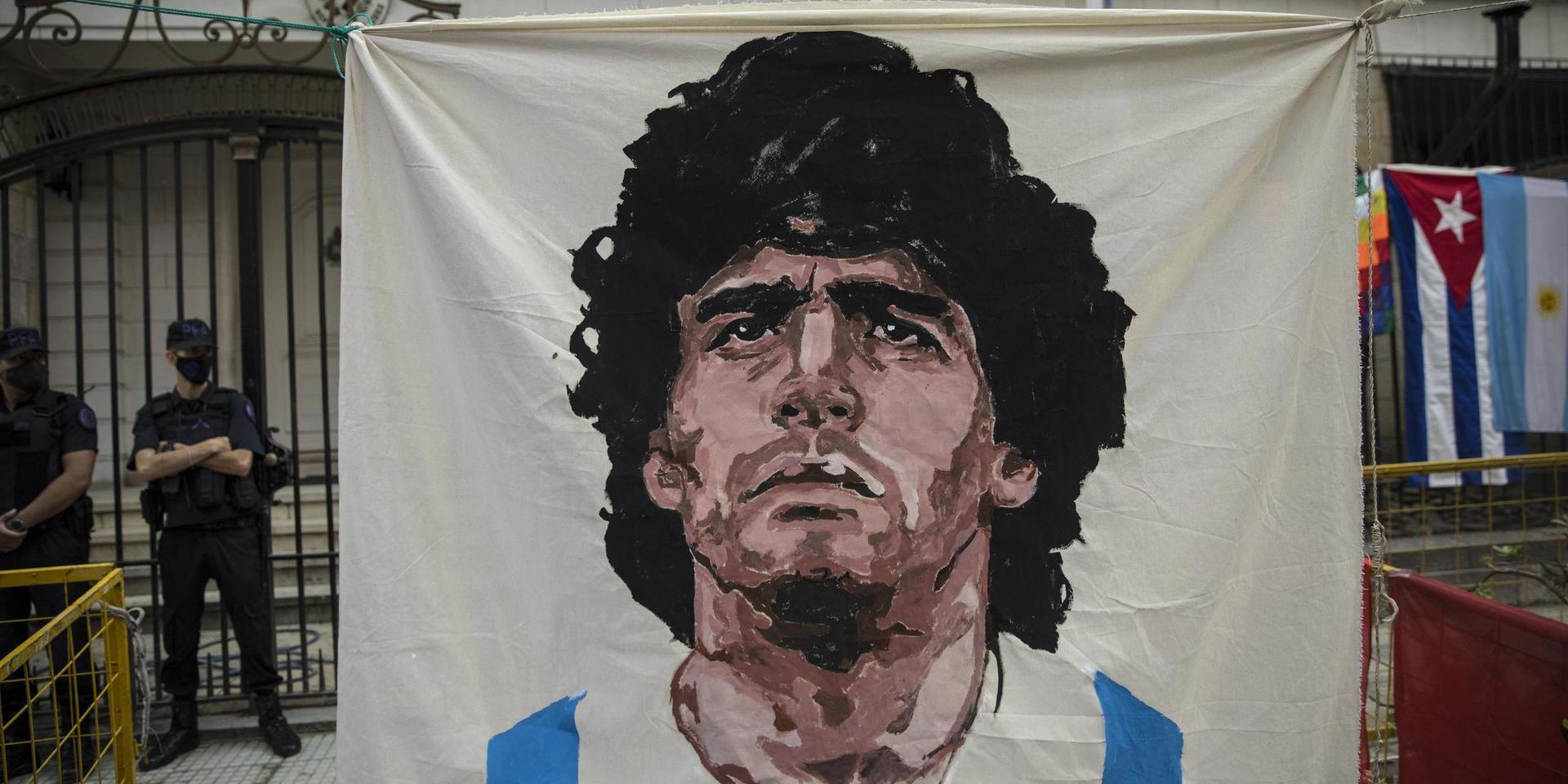 En bild på Diego Maradona utanför Kubas ambassad i Buenos Aires. 