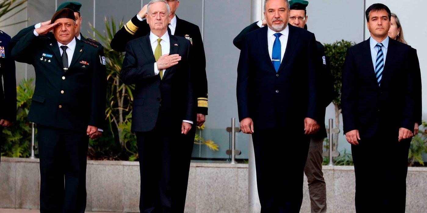 Avigdor Lieberman till höger i mitten av bilden, välkomnar James Mattis (till vänster i mitten av bilden), till Tel Aviv.