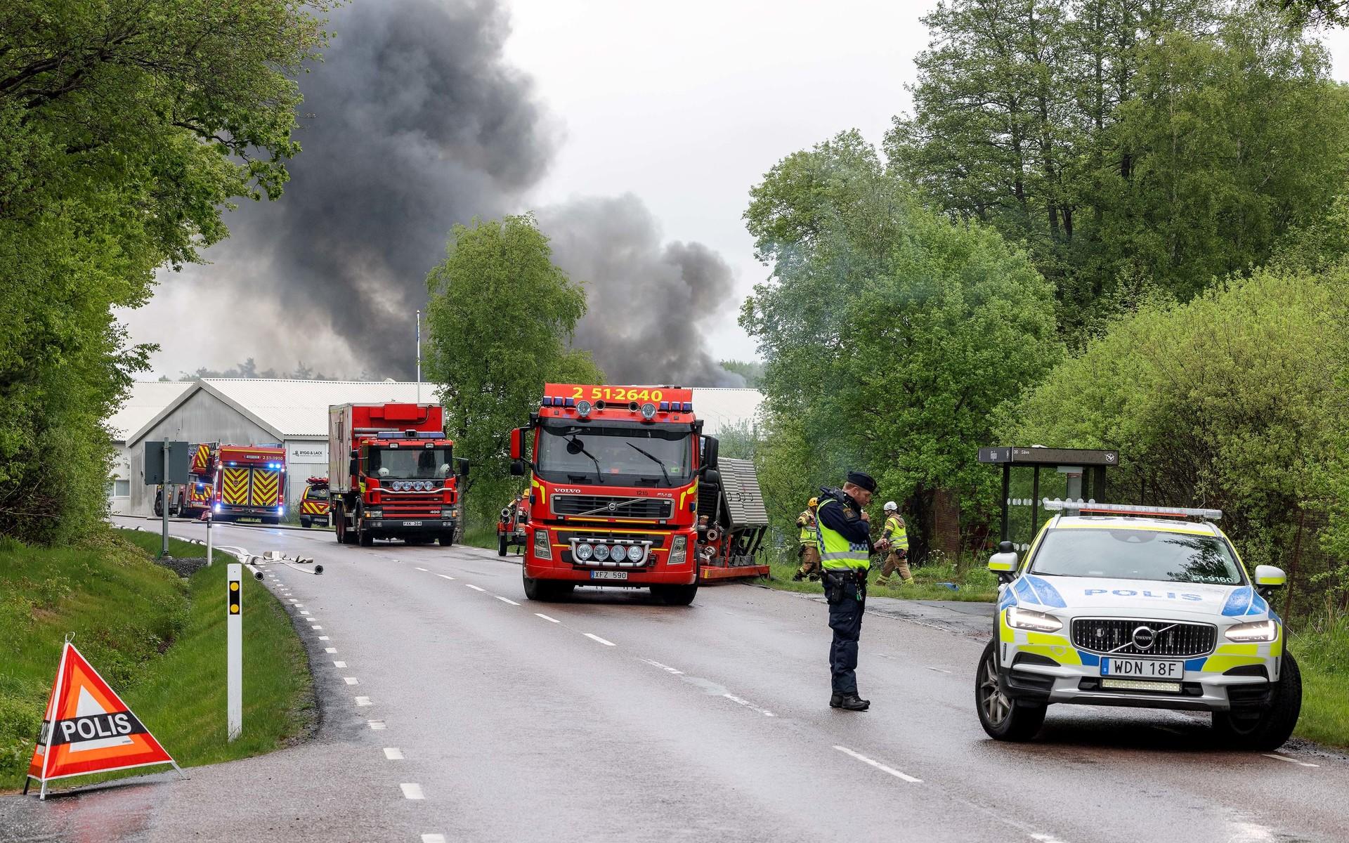 En kraftig brand har rasat i en industrilokal i Björlanda. Räddningstjänsten har utfärdat ett VMA för området.