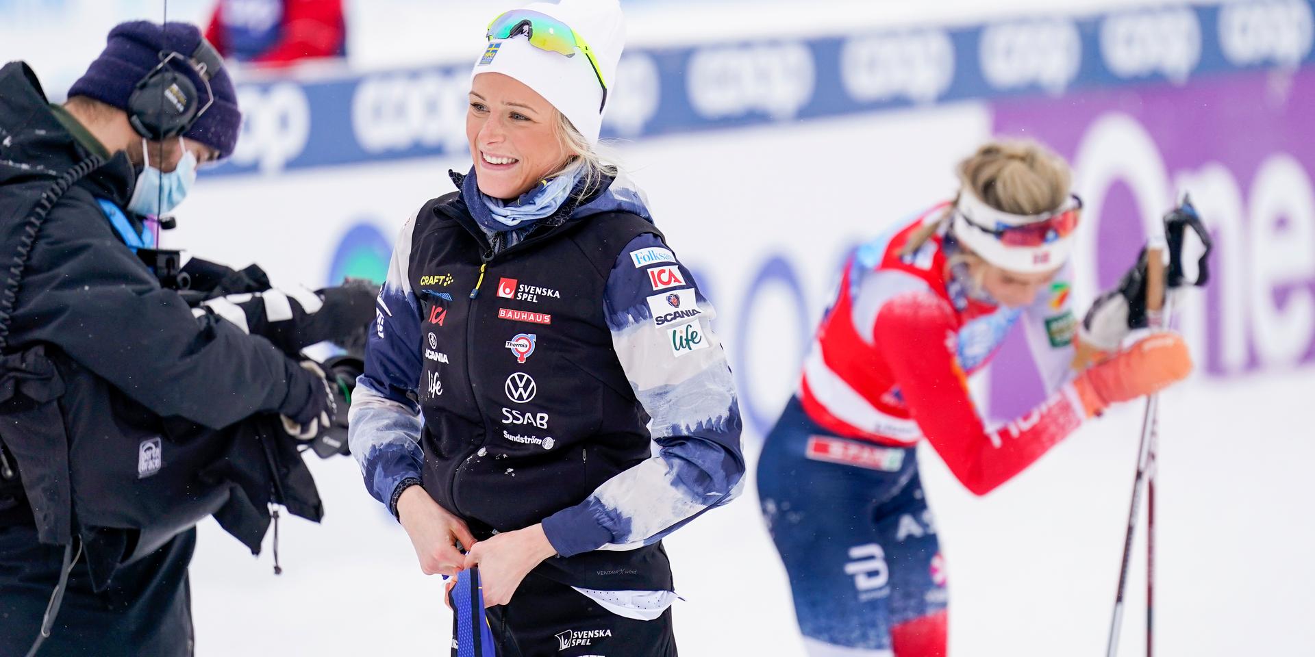 Frida Karlsson vann lördagens 10 kilometer fristil i Lillehammer, tre tiondelar före norskan Therese Johaug (i bakgrunden).
