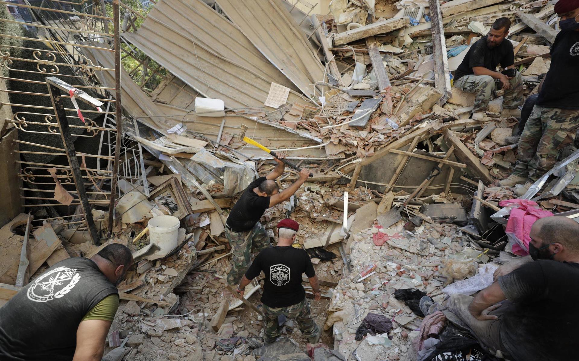 Libanesiska soldater under en sökinsats i en raserad byggnad. 