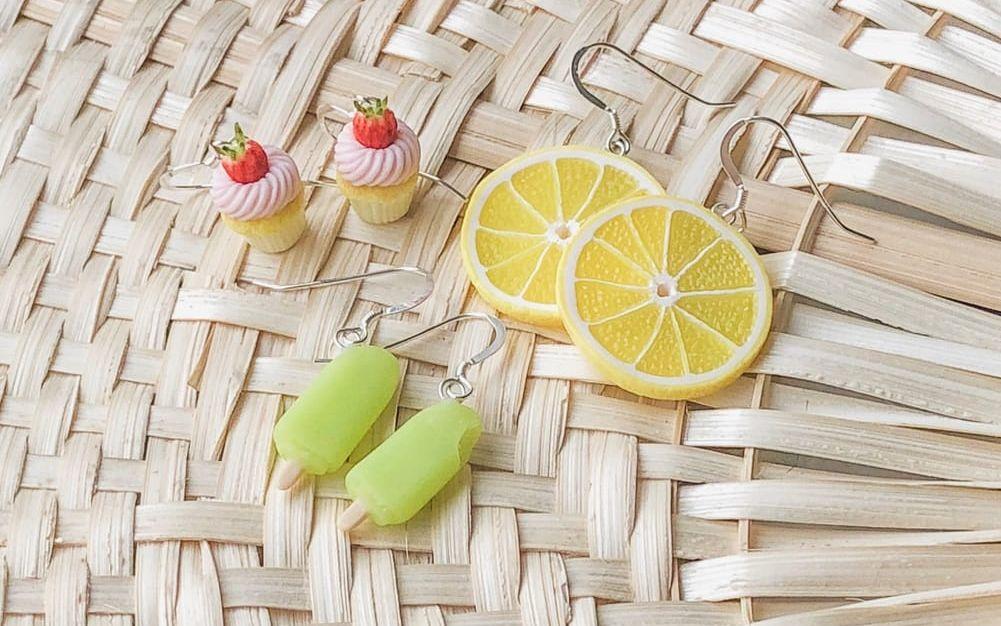 Fruktstund. Designern Rebecca Martinsson gör örhängen med frukt och små bakverk.