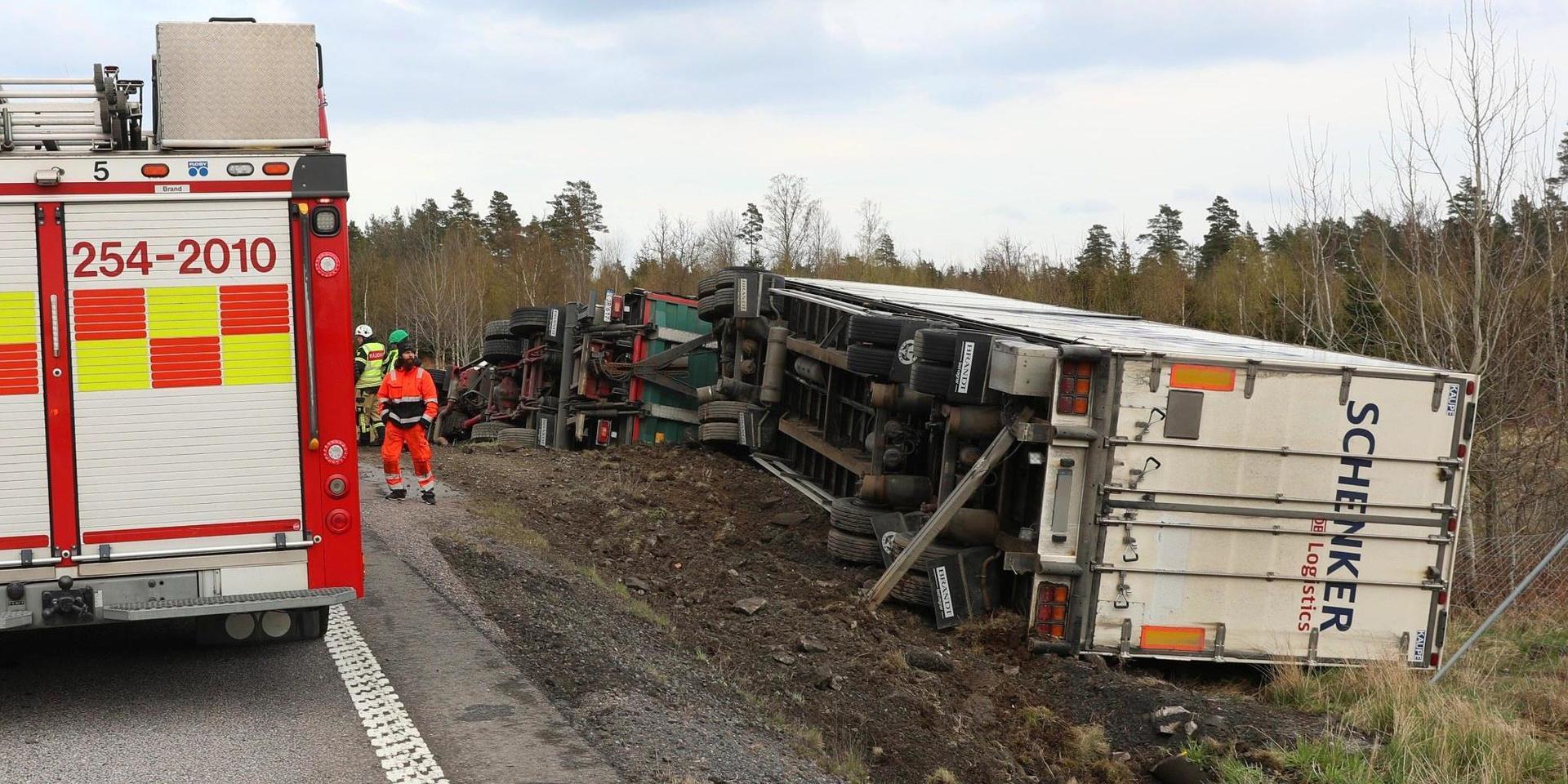 Två enheter från Trollhättans räddningstjänst arbetade fortfarande vid olycksplatsen vid 20-tiden.