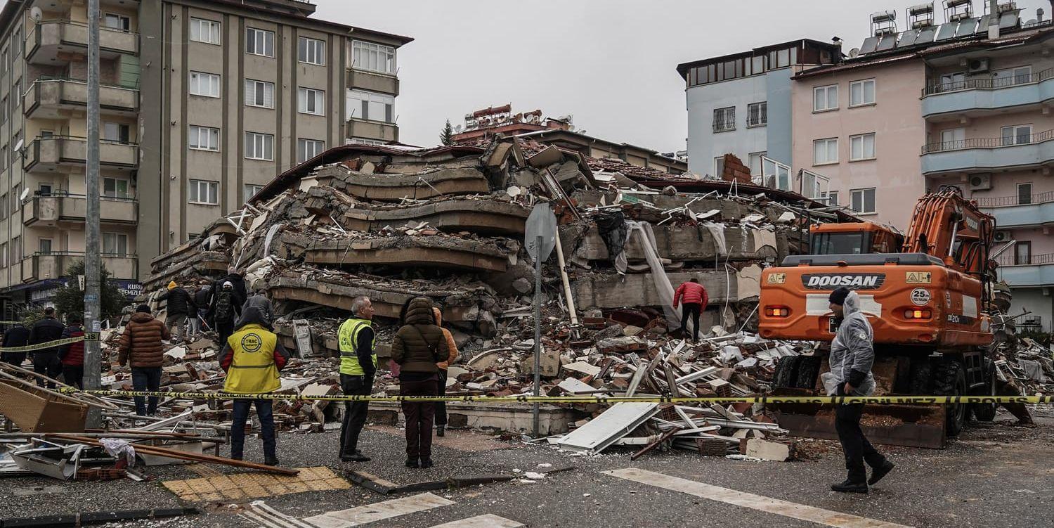 78 personer har gripits för att ha publicerat jordbävningsinlägg i sociala medier. 