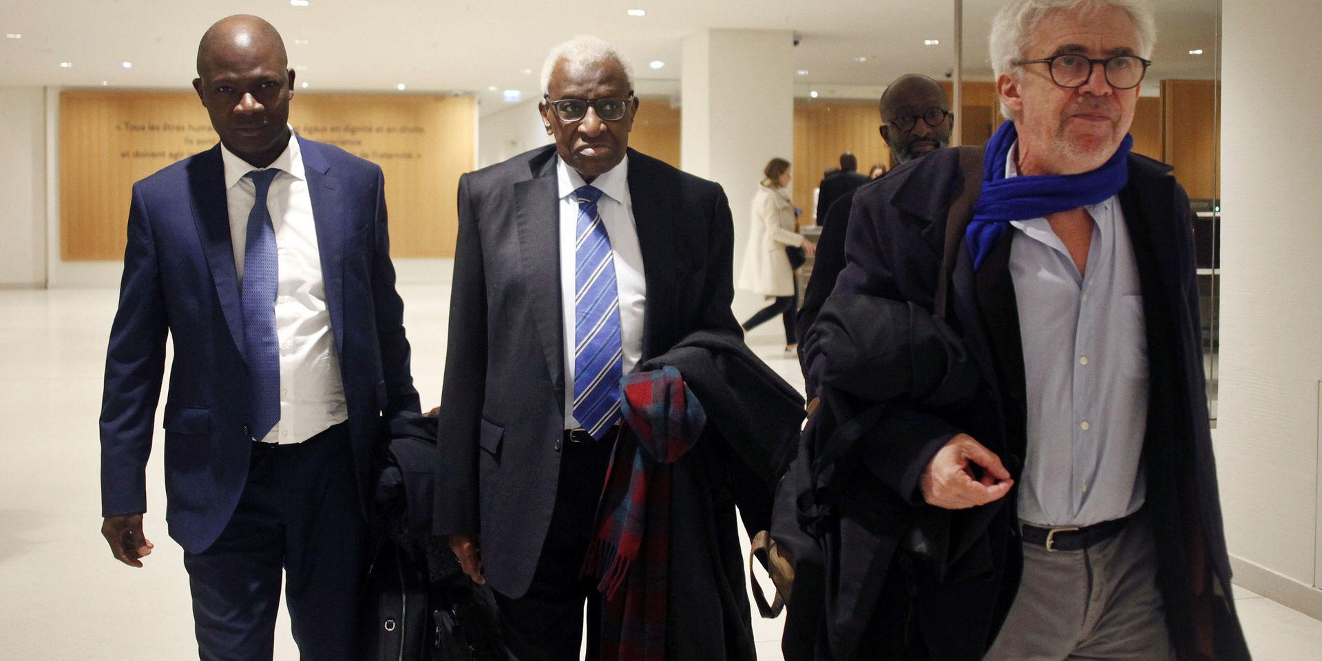 Lamine Diack, i mitten, på väg in till rättegången i Paris i januari – som flyttades och ska inledas på måndag.