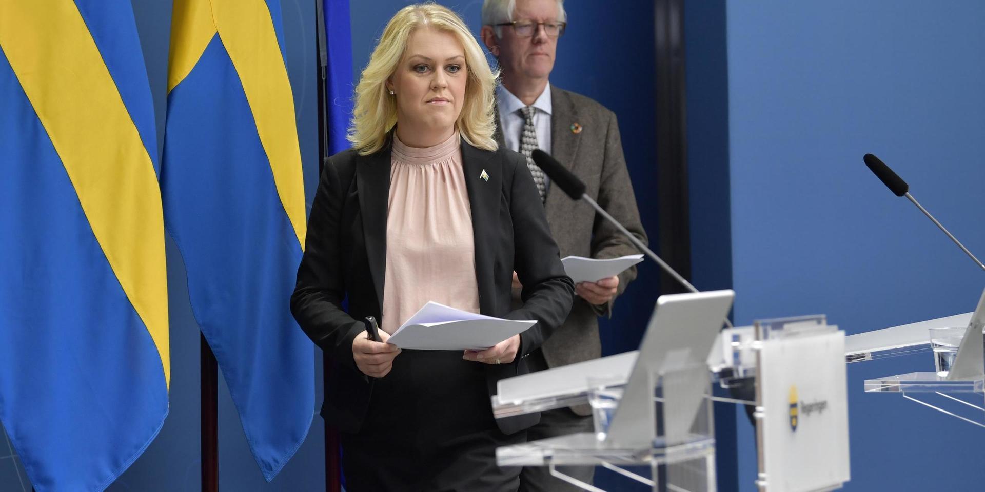 Socialminister Lena Hallengren och Folkhälsomyndighetens generaldirektör Johan Carlson meddelar att hela befolkningen nu ges samma coronaråd.