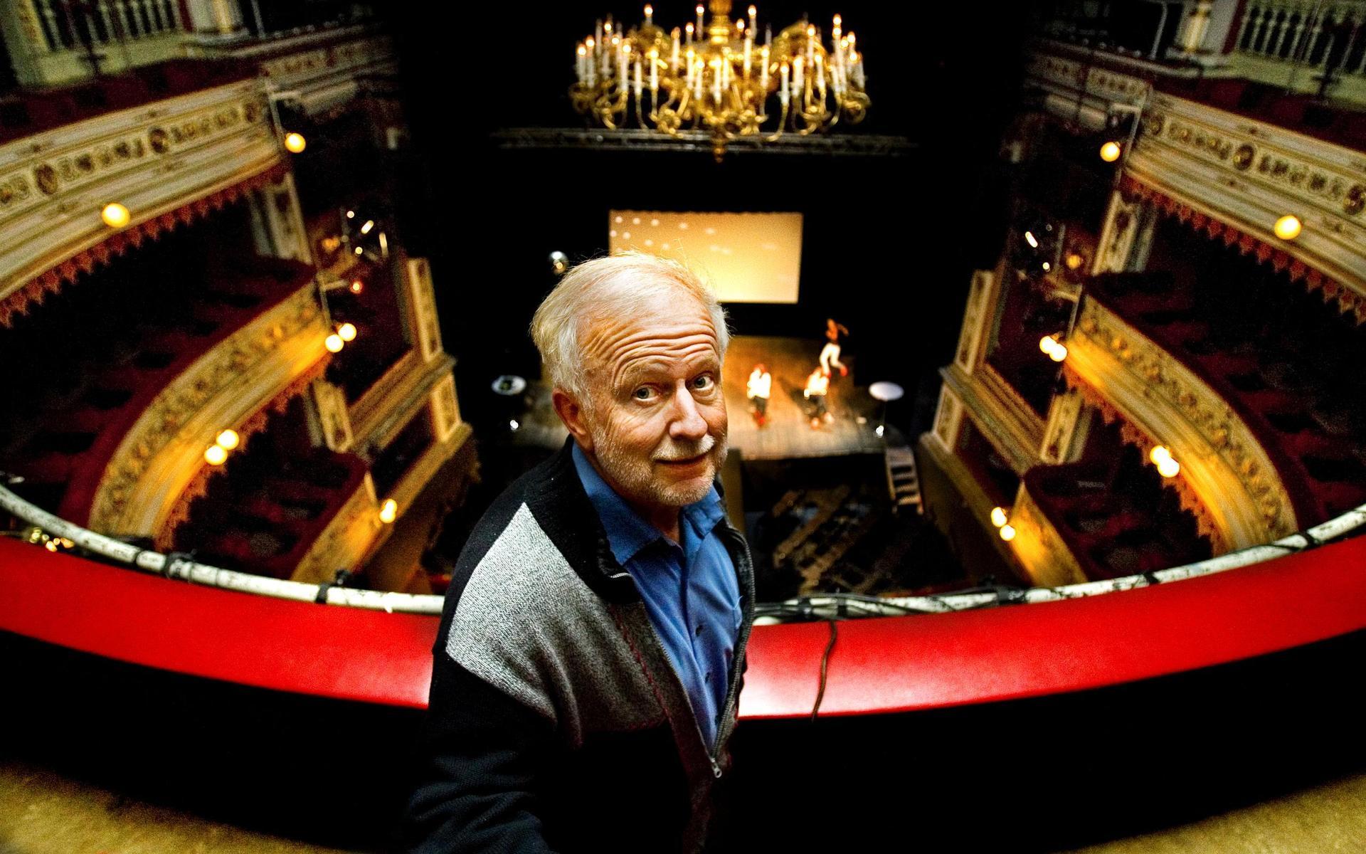 Tomas Forser i sin roll som huvudredaktör för ett mammutverk om svensk teaterhistoria vid ett besök på Stora teatern.