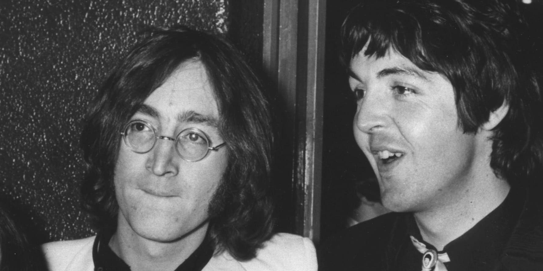 Beatlesmedlemmarna John Lennon och Paul McCartney 1968. Arkivbild.