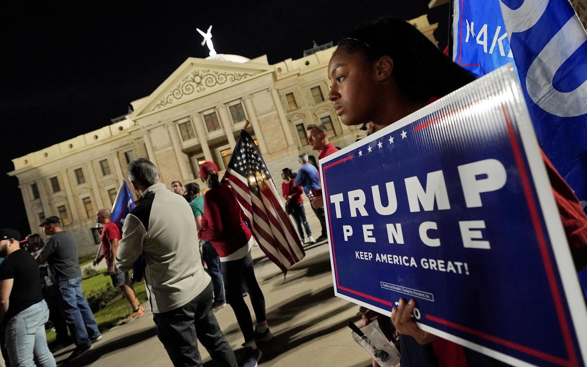 Anhängare till Donald Trump anordnar ett rally utanför parlamentsbyggnaden i Maricopa County, Arizona. 