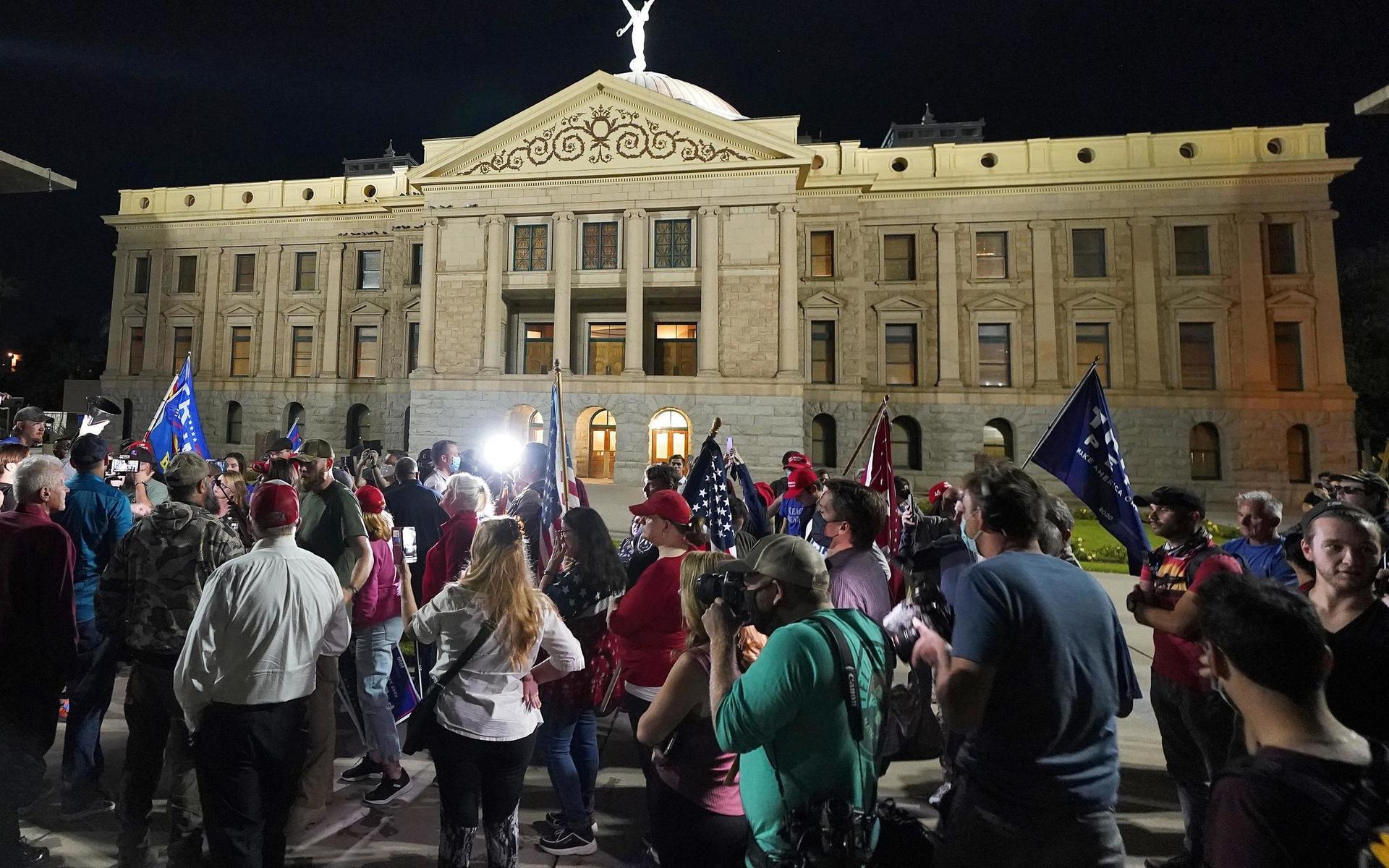 Anhängare till Donald Trump anordnar ett rally utanför parlamentsbyggnaden i Maricopa County, Arizona. 