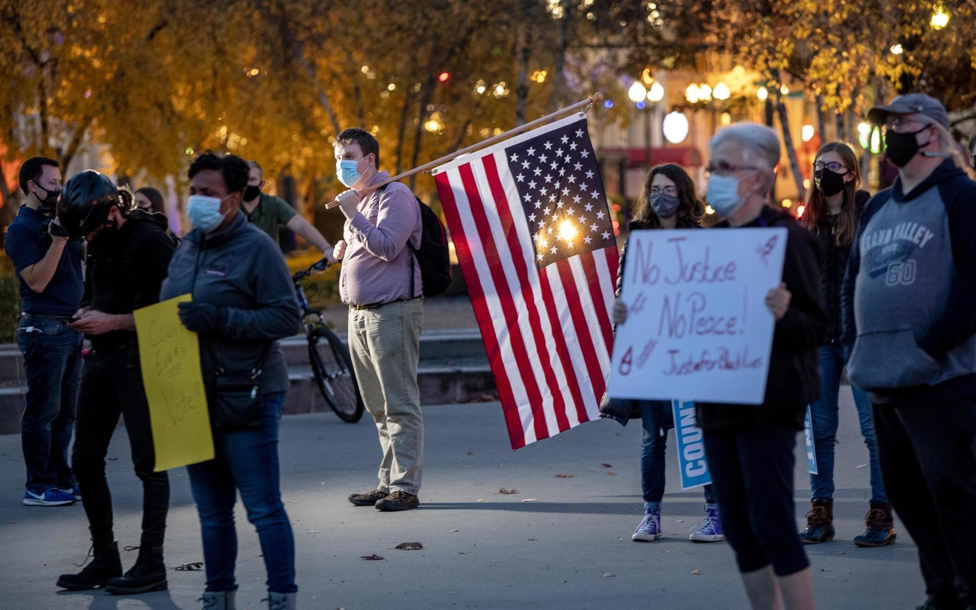 Deltagare i ”Count Every Vote”-rallyt, som marscherade genom Grand Rapids, Michigan, under onsdagskvällen.