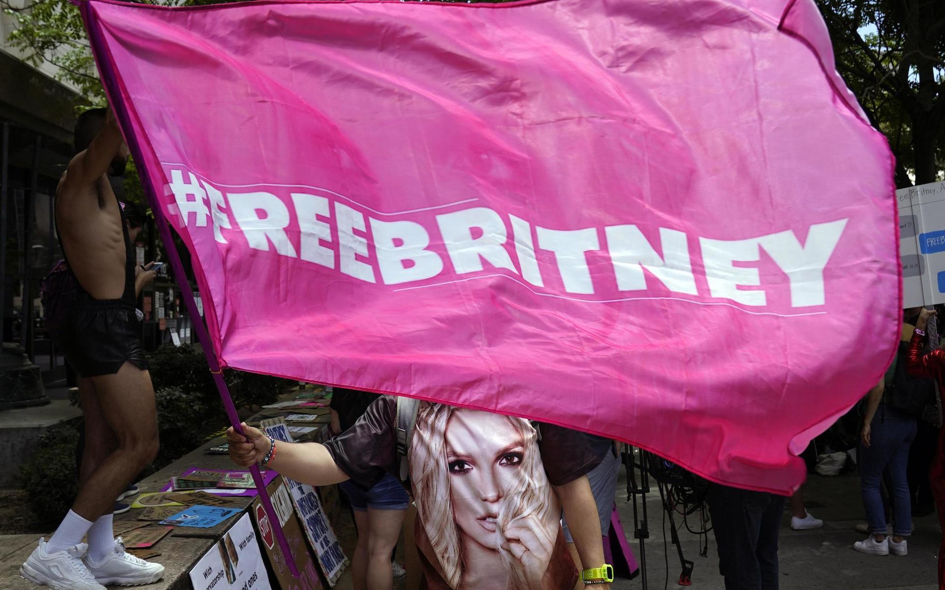 En Britney-supporter håller upp en ”Free Britney”-flagga utanför rätten onsdag 23 juni.