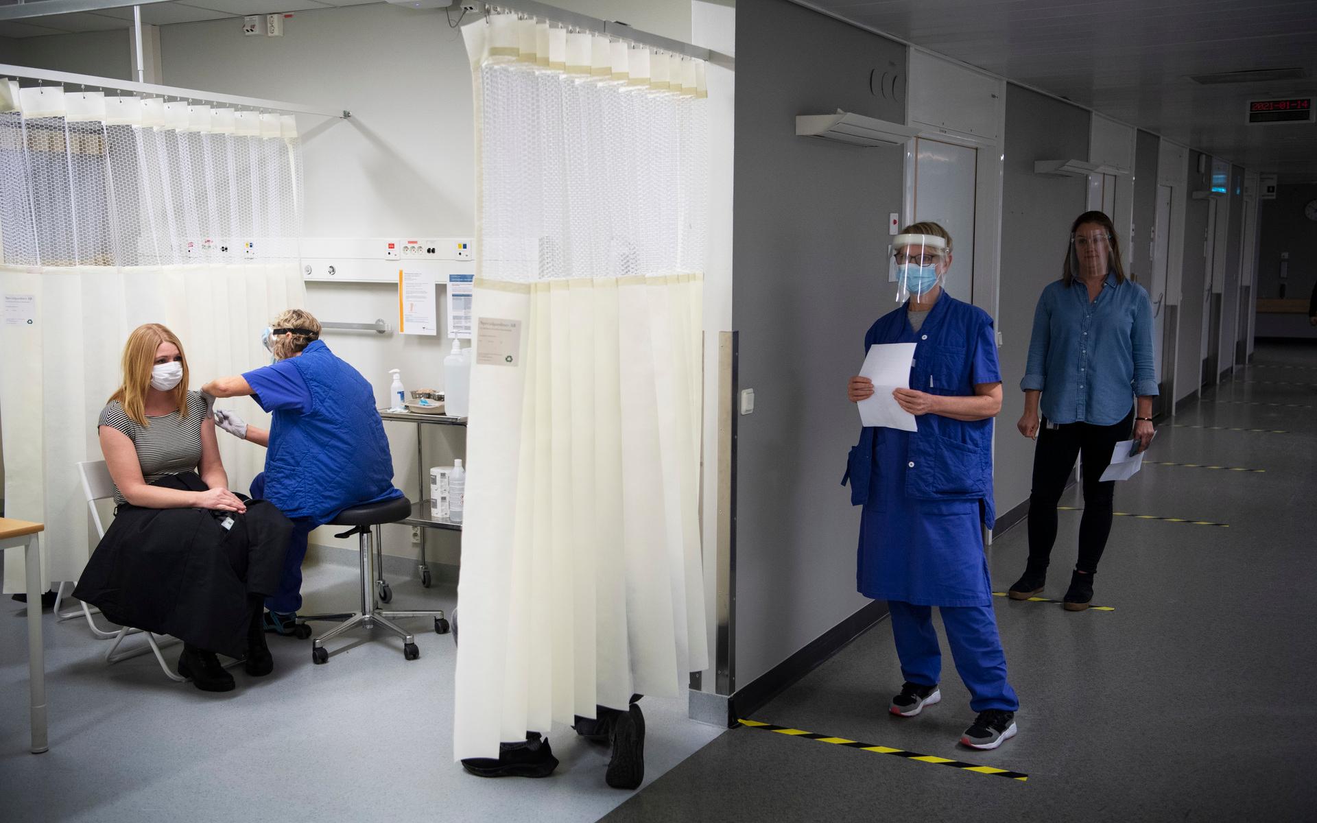 Vårdpersonal har vaccinerats mot covid-19 på sina arbetsplatser tidigare i år. Nu har Västra Götalandsregionen gett grönt ljus till att de omgående kan få sin tredje vaccindos där också.