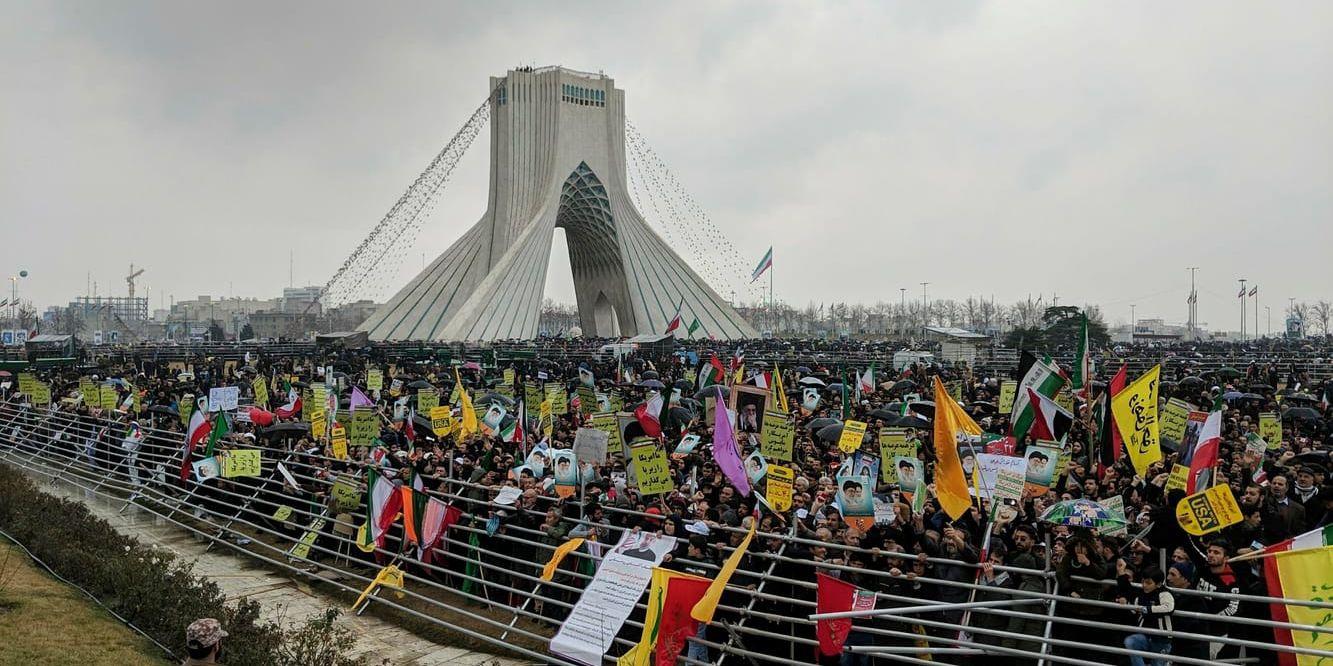 Iranier uppmärksammar att det har gått 40 år sedan revolutionen, med en ceremoni vid Azaditorget (Frihetstorget) i Teheran.
