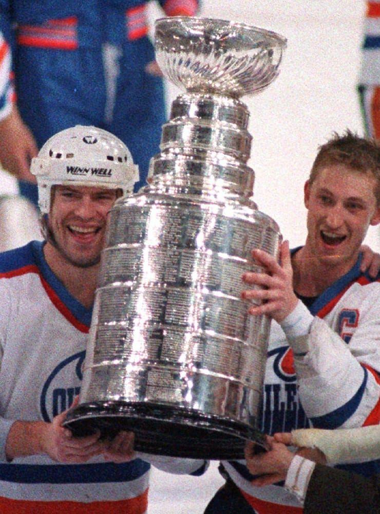 Mark Messier och Wayne Gretzky firar Edmonton Oilers fjärde Stanley Cup 1988.